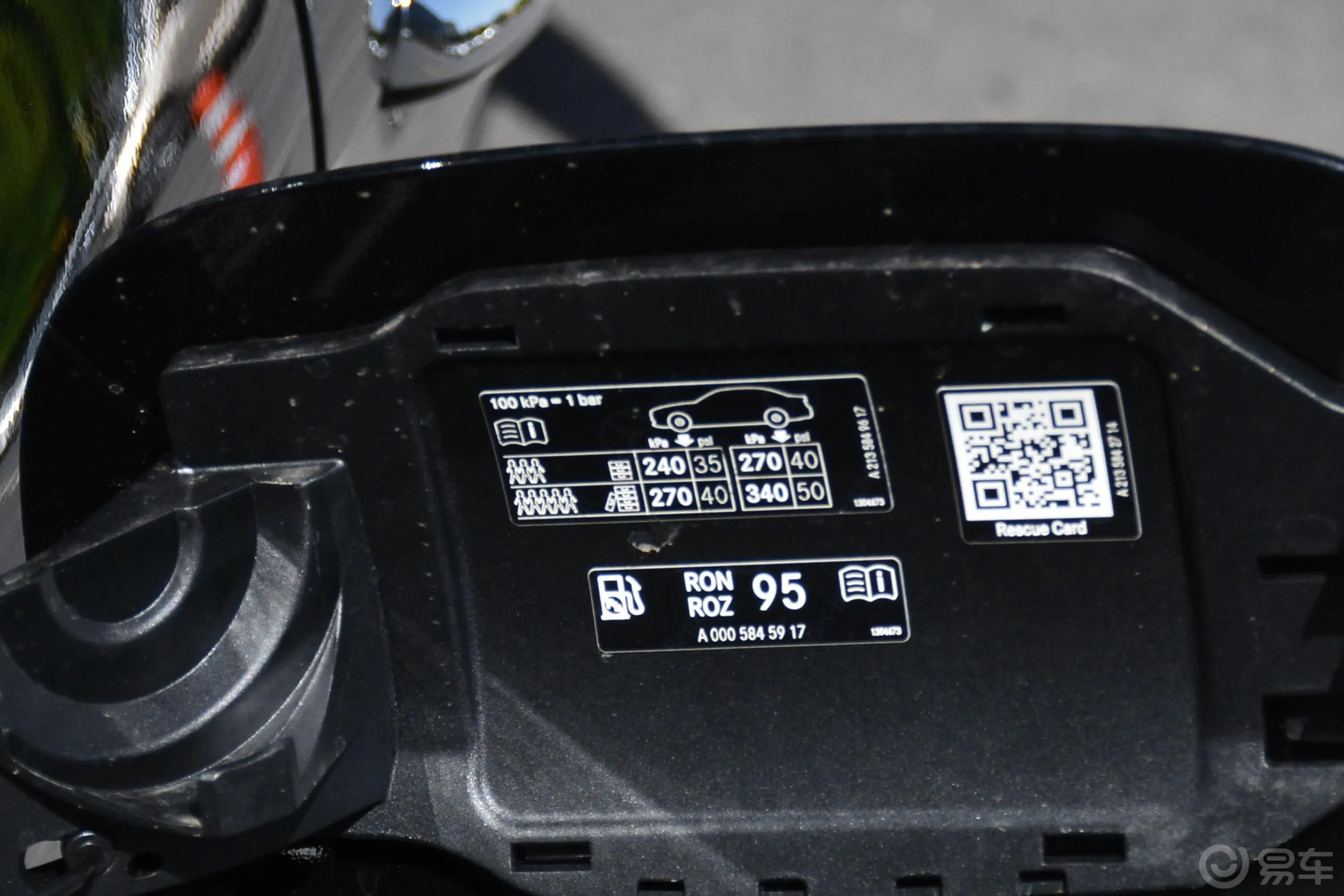 奔驰E级 插电混动改款二 E 350 e L 插电式混合动力运动轿车胎压信息铭牌