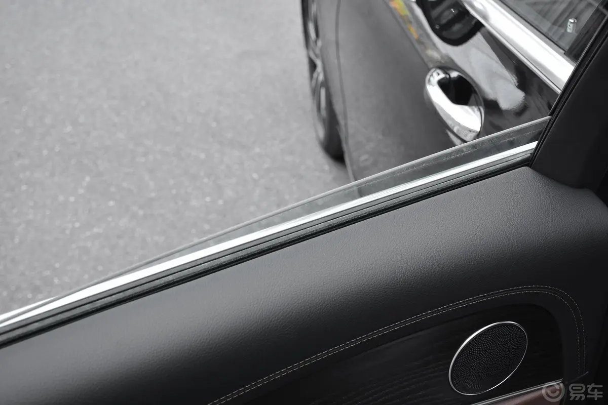 奔驰E级 插电混动改款二 E 350 e L 插电式混合动力运动轿车后排玻璃材质特写