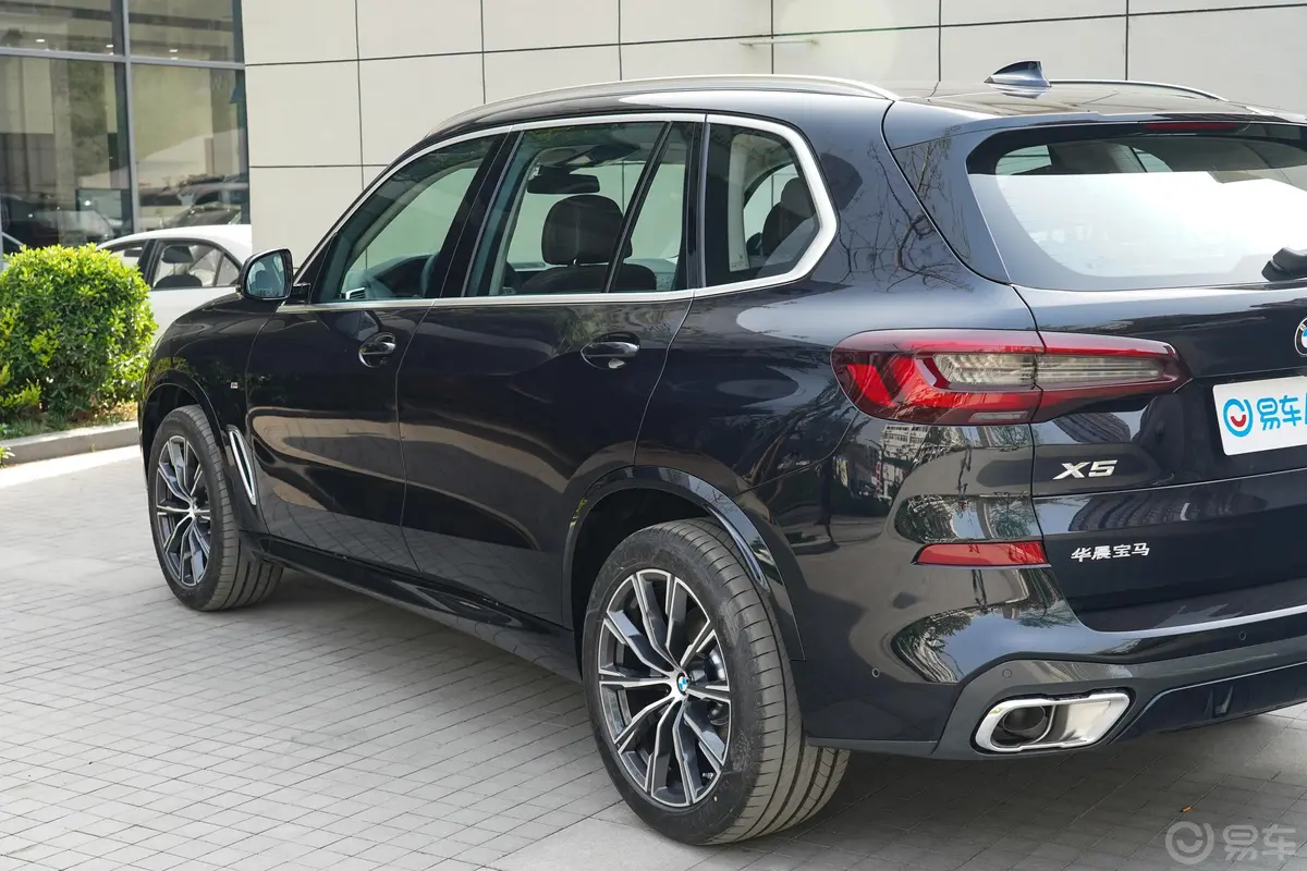 宝马X5xDrive30Li 尊享型M运动套装外观