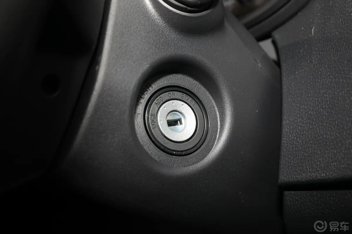 卡罗拉1.5L CVT 先锋版钥匙孔或一键启动按键