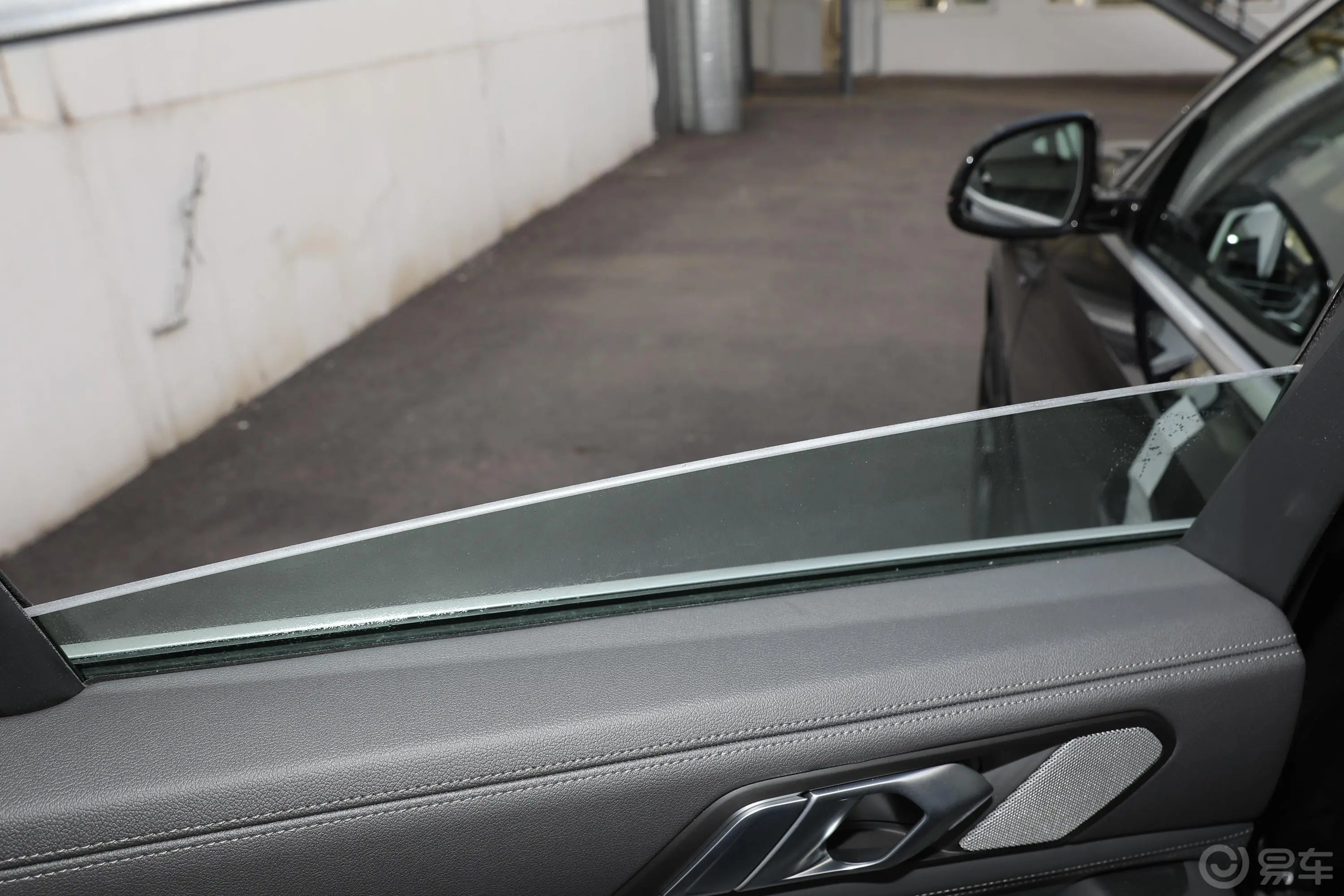 宝马X6改款 xDrive40i 尊享型 M运动套装后排玻璃材质特写