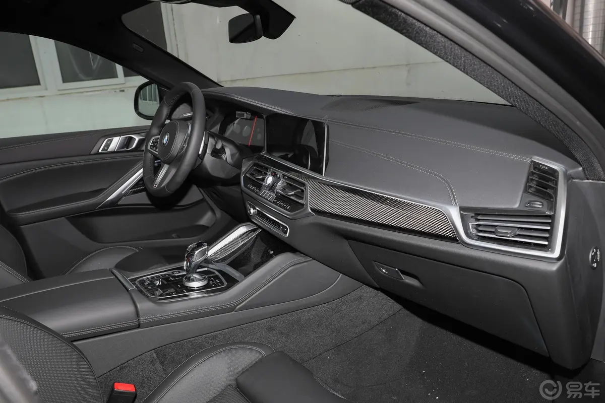 宝马X6改款 xDrive40i 尊享型 M运动套装内饰全景副驾驶员方向
