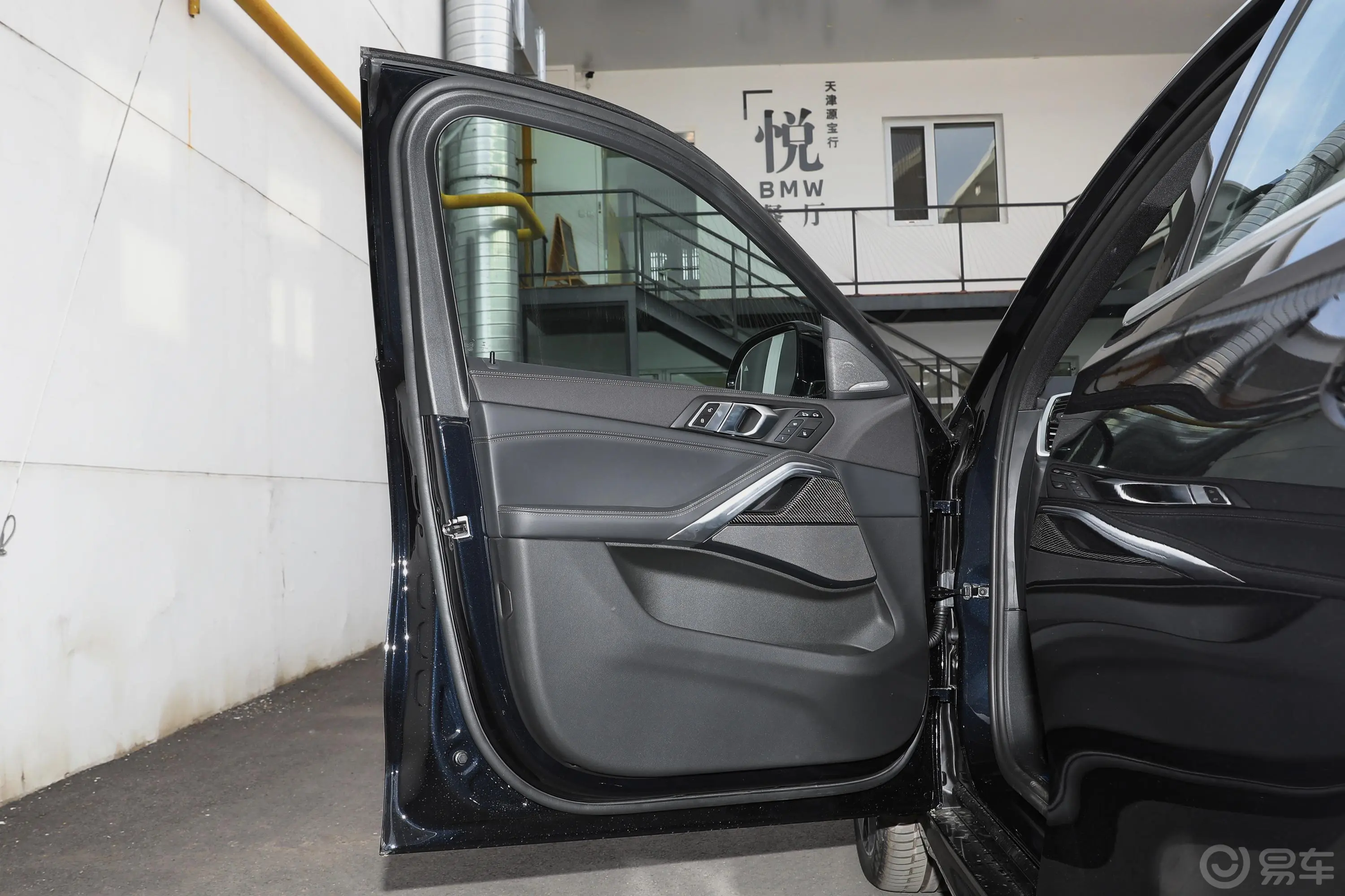 宝马X6改款 xDrive40i 尊享型 M运动套装驾驶员侧前车门