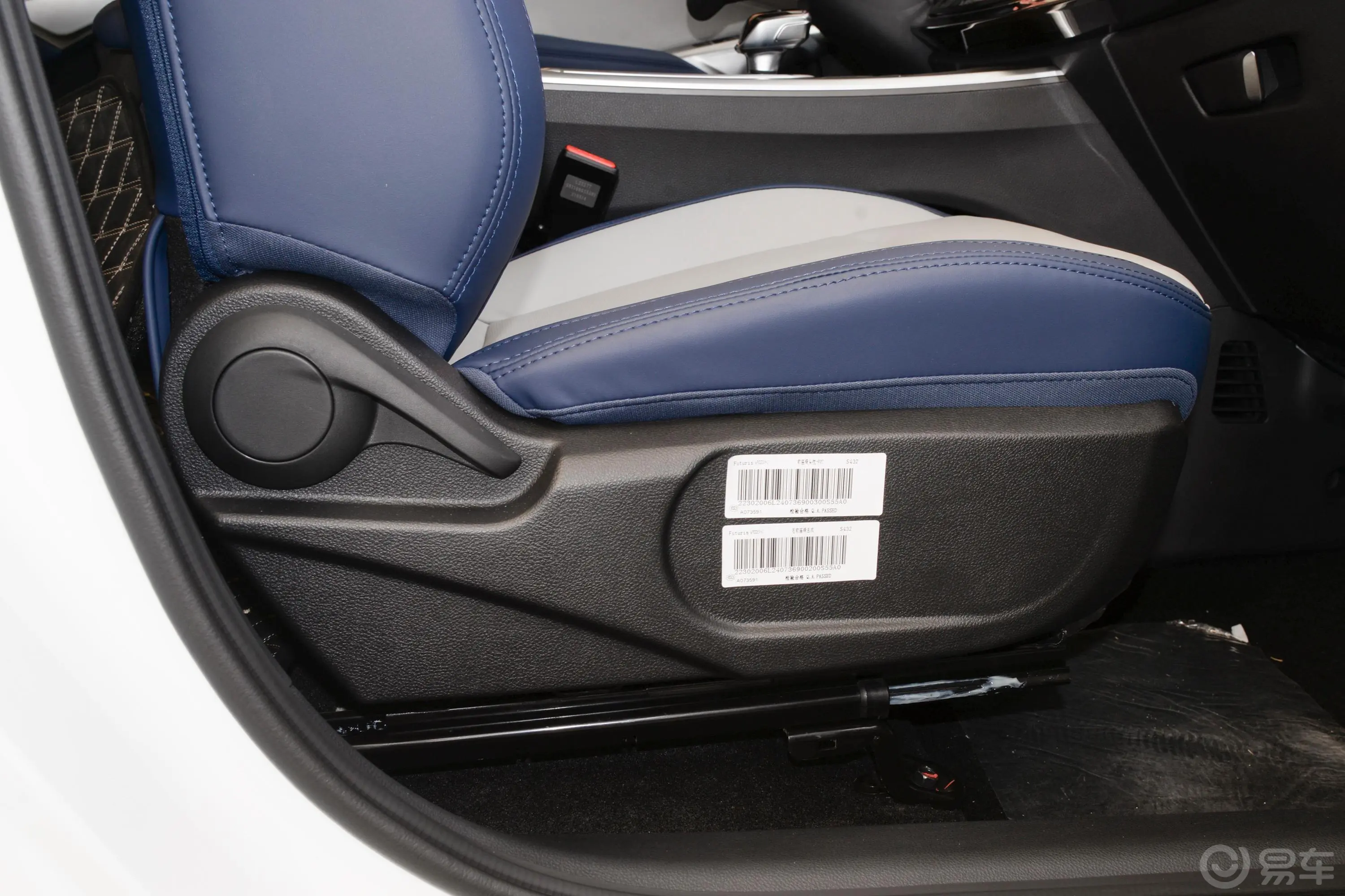 思皓X8大圣版 300T 双离合 行者型 7座副驾座椅调节