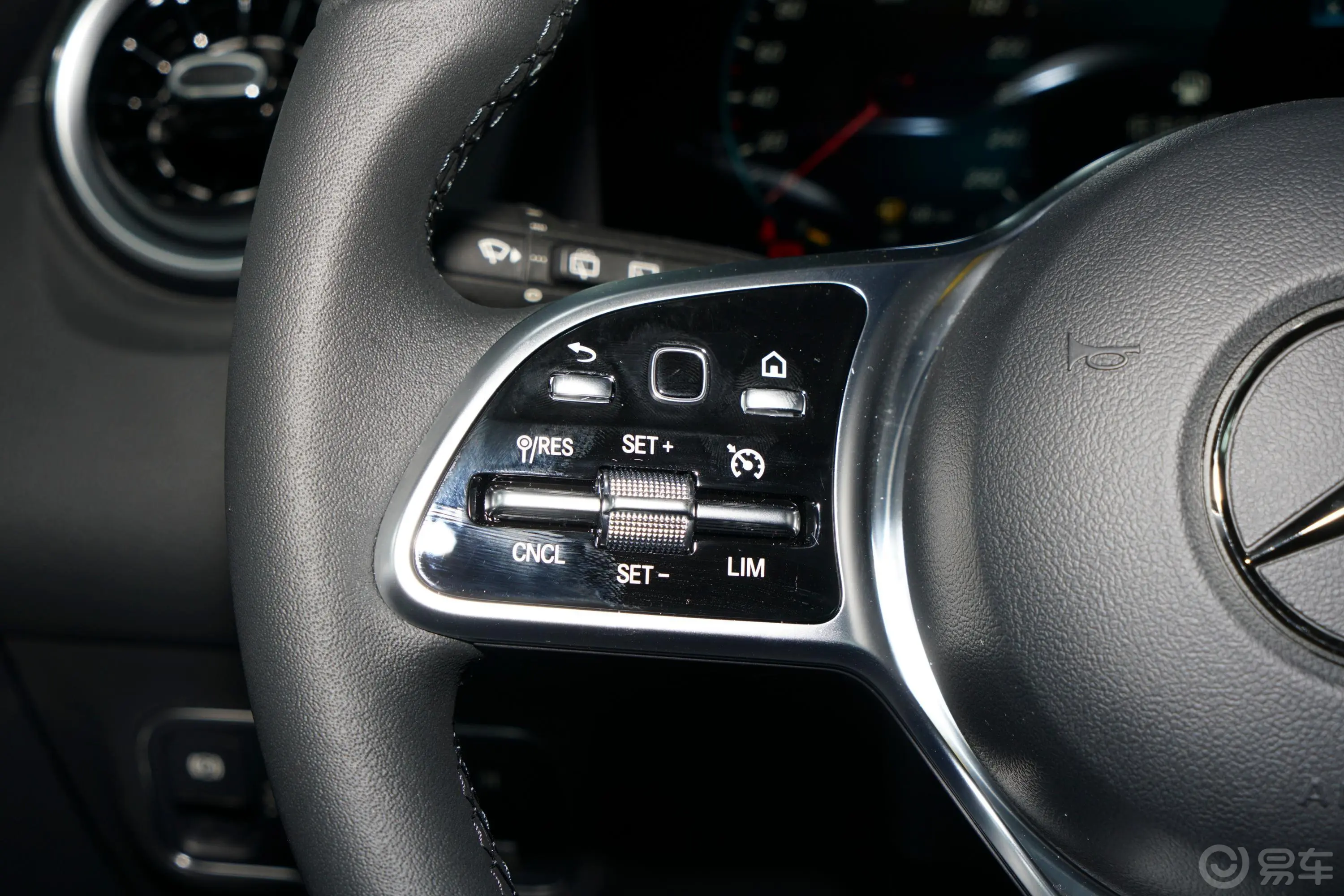 奔驰GLB改款二 GLB 200 时尚型左侧方向盘功能按键