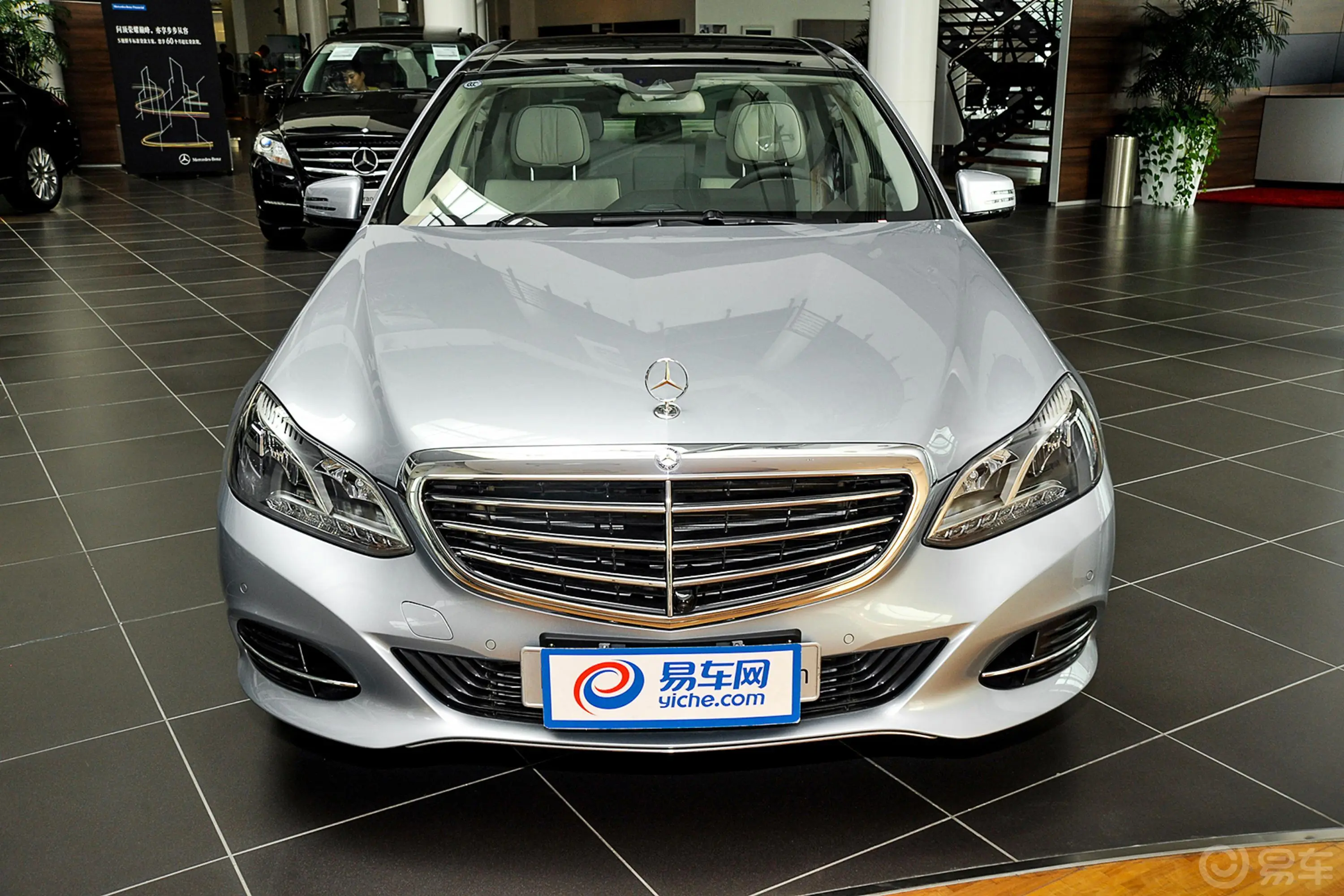 奔驰E级E 320 L 4MATIC 轿车外观