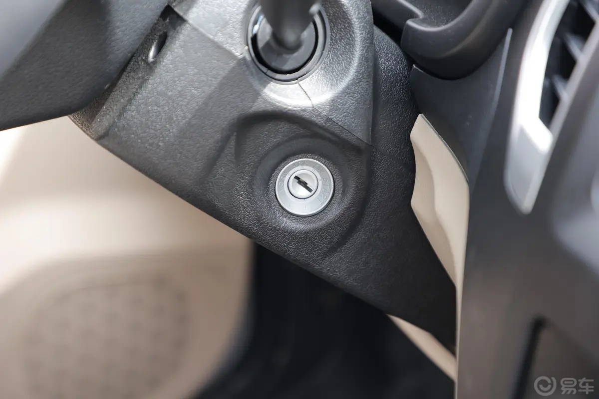 新豹T3标准版 东安1.6L 122马力 2.38米厢货 双排 汽油 国Ⅵ钥匙孔或一键启动按键