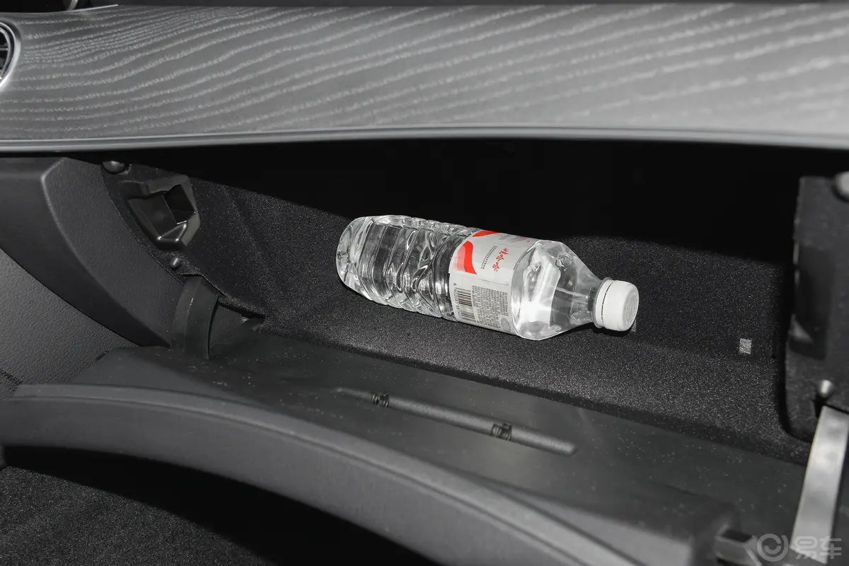 奔驰E级改款二 E 300 L 运动尊贵型手套箱空间水瓶横置