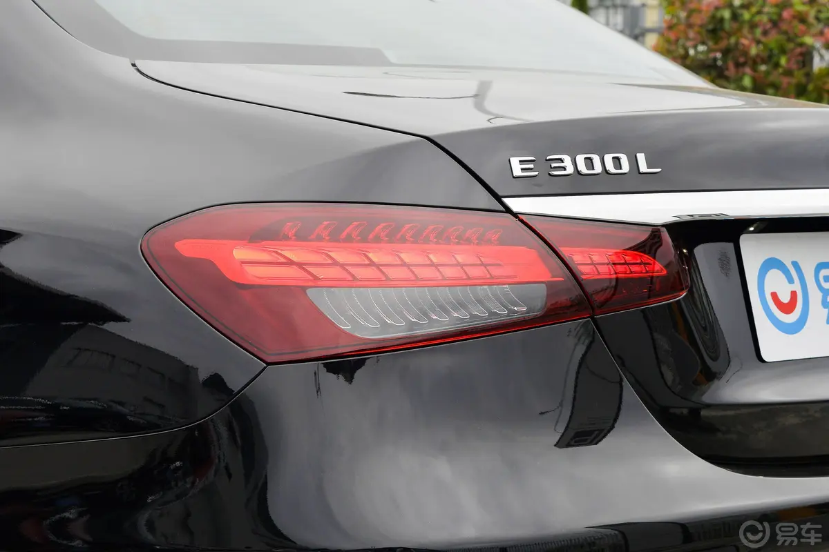 奔驰E级改款二 E 300 L 运动尊贵型外观