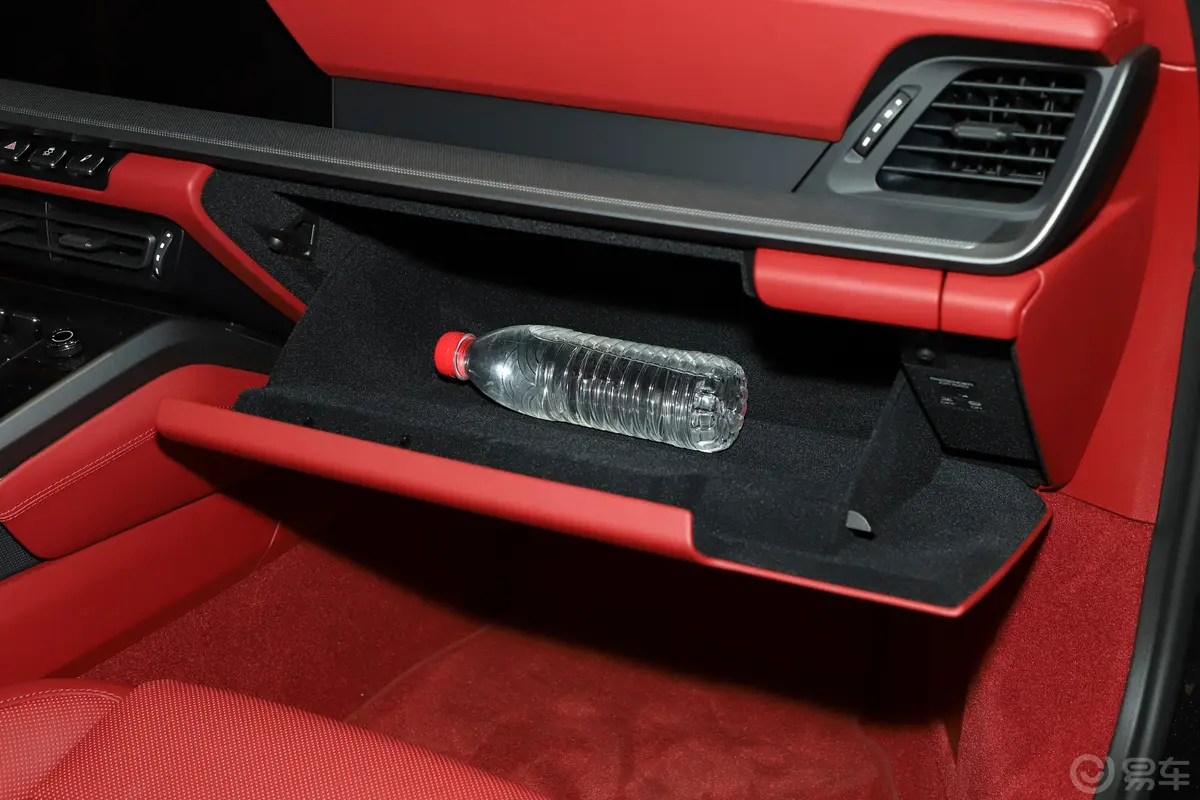 保时捷911Carrera Cabriolet 3.0T手套箱空间水瓶横置