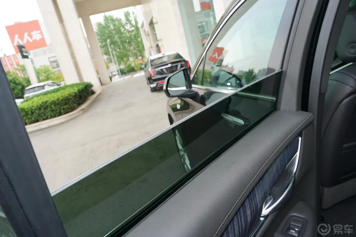 凯迪拉克XT6轻混 2.0T 四驱豪华型标准版 7座后排玻璃材质特写