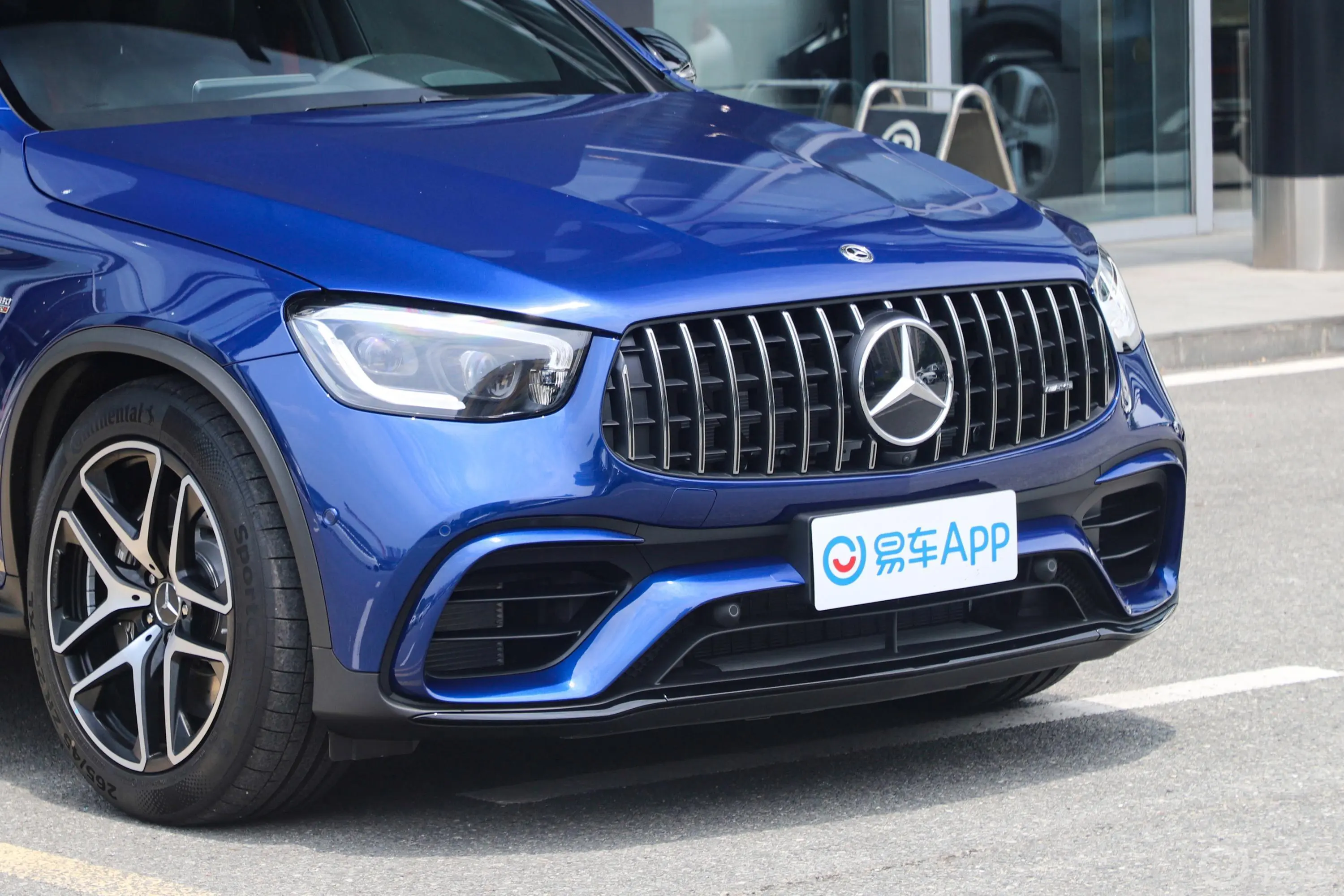 奔驰GLC轿跑 AMGAMG GLC 63 4MATIC+ 轿跑SUV前格栅侧俯拍