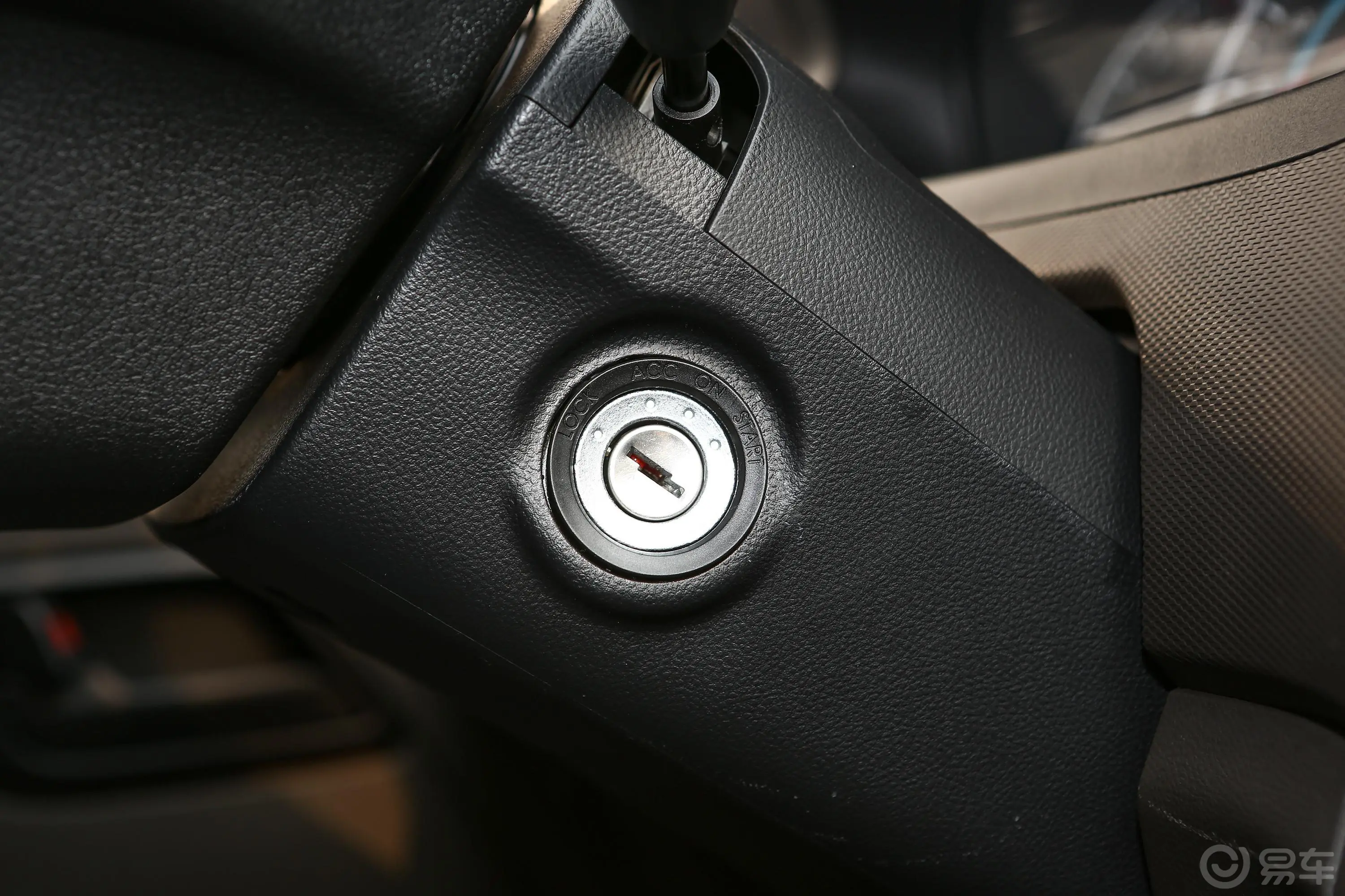 五菱荣光新卡1.8 手动 双排后双轮基本型钥匙孔或一键启动按键