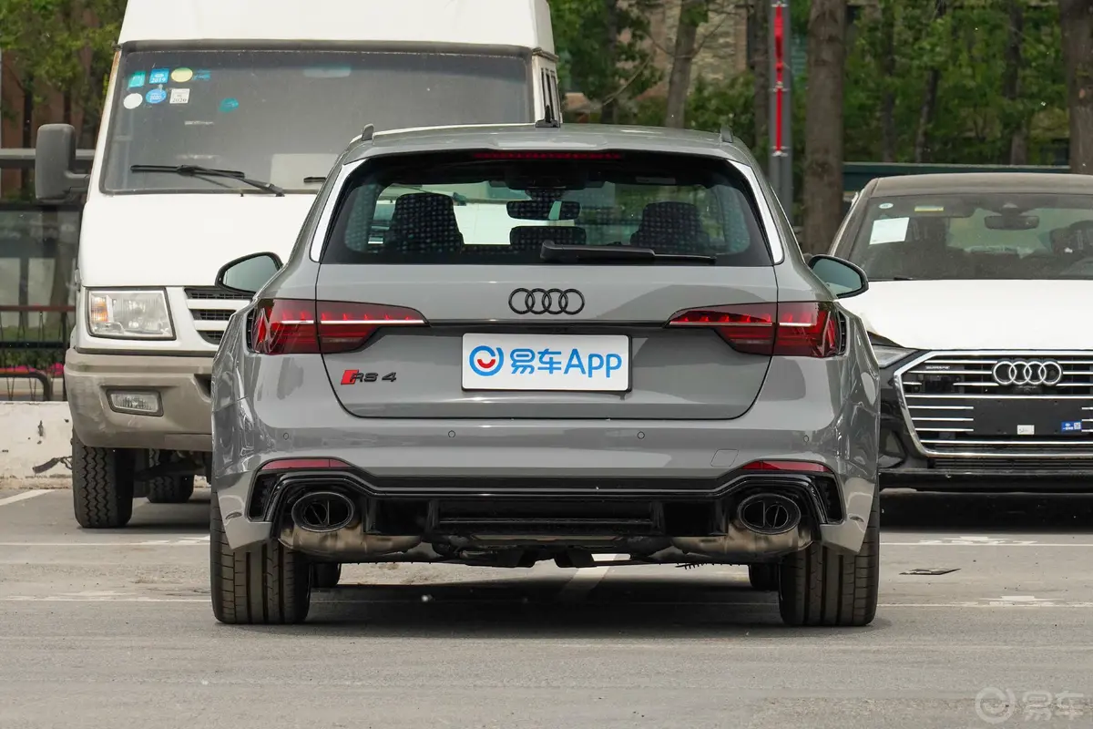 奥迪RS 42.9T Avant 黑曜版正后水平