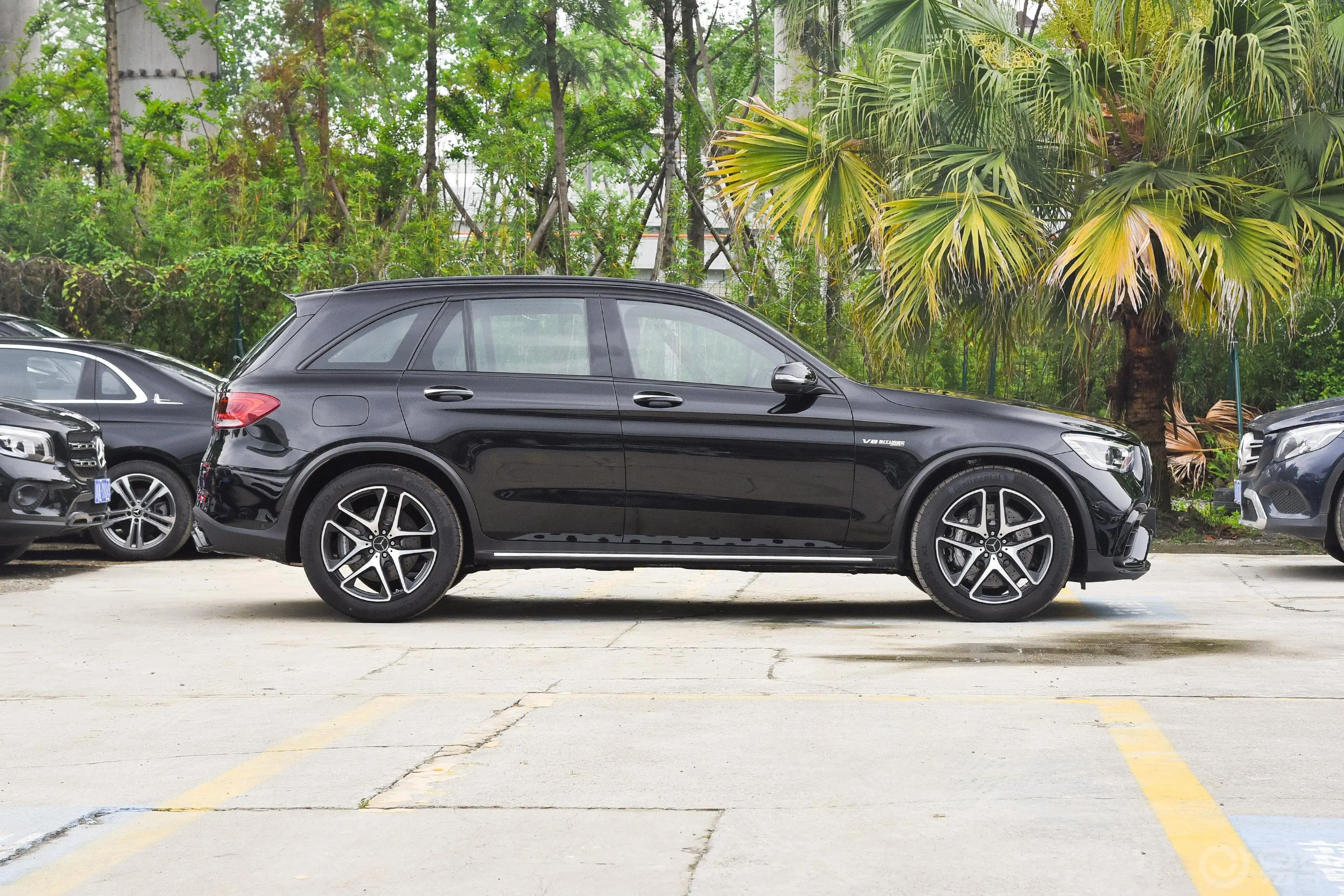 奔驰GLC AMG改款 AMG GLC 63 4MATIC+正侧车头向右水平