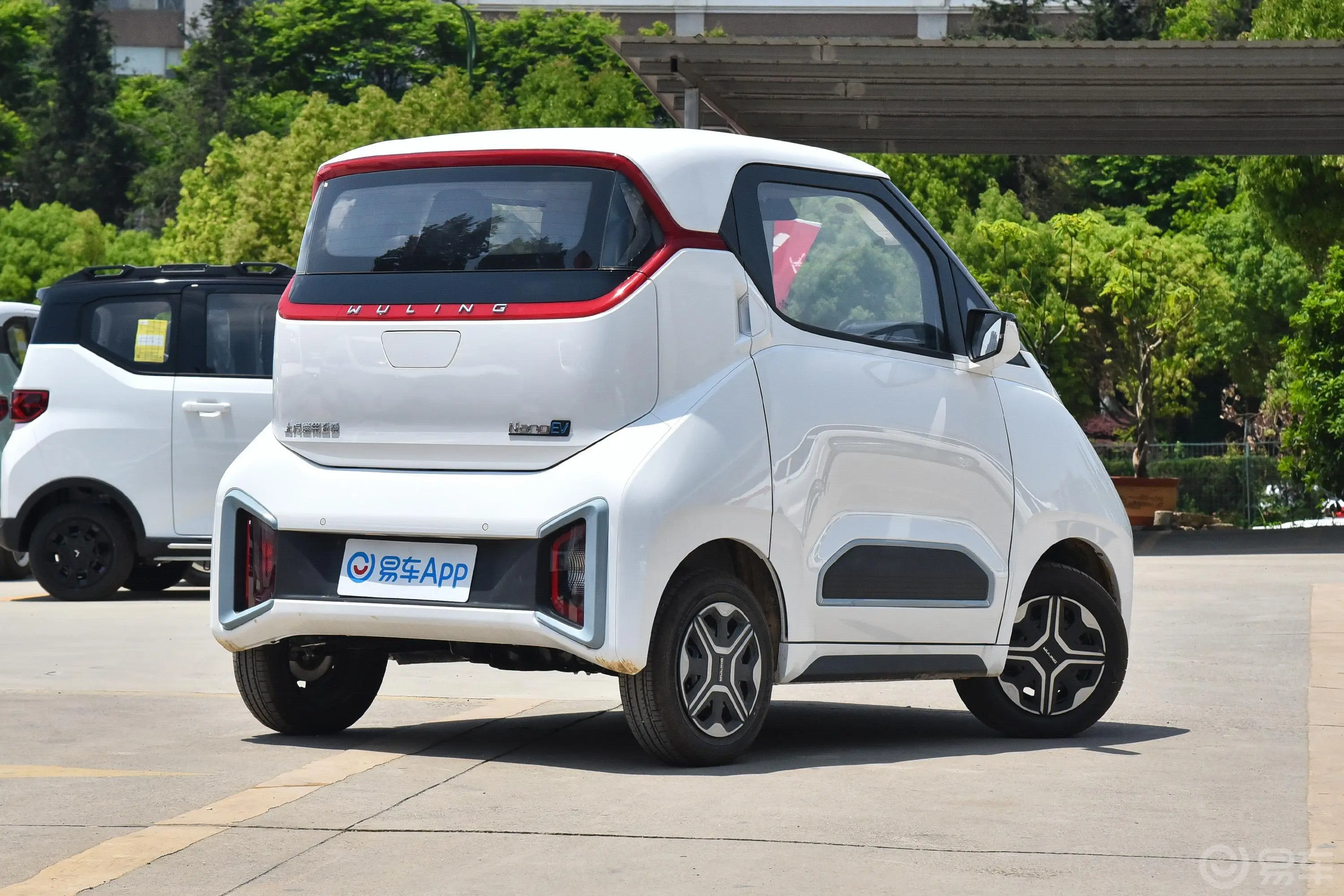 五菱NanoEV305km 高功率版玩乐款侧后45度车头向右水平