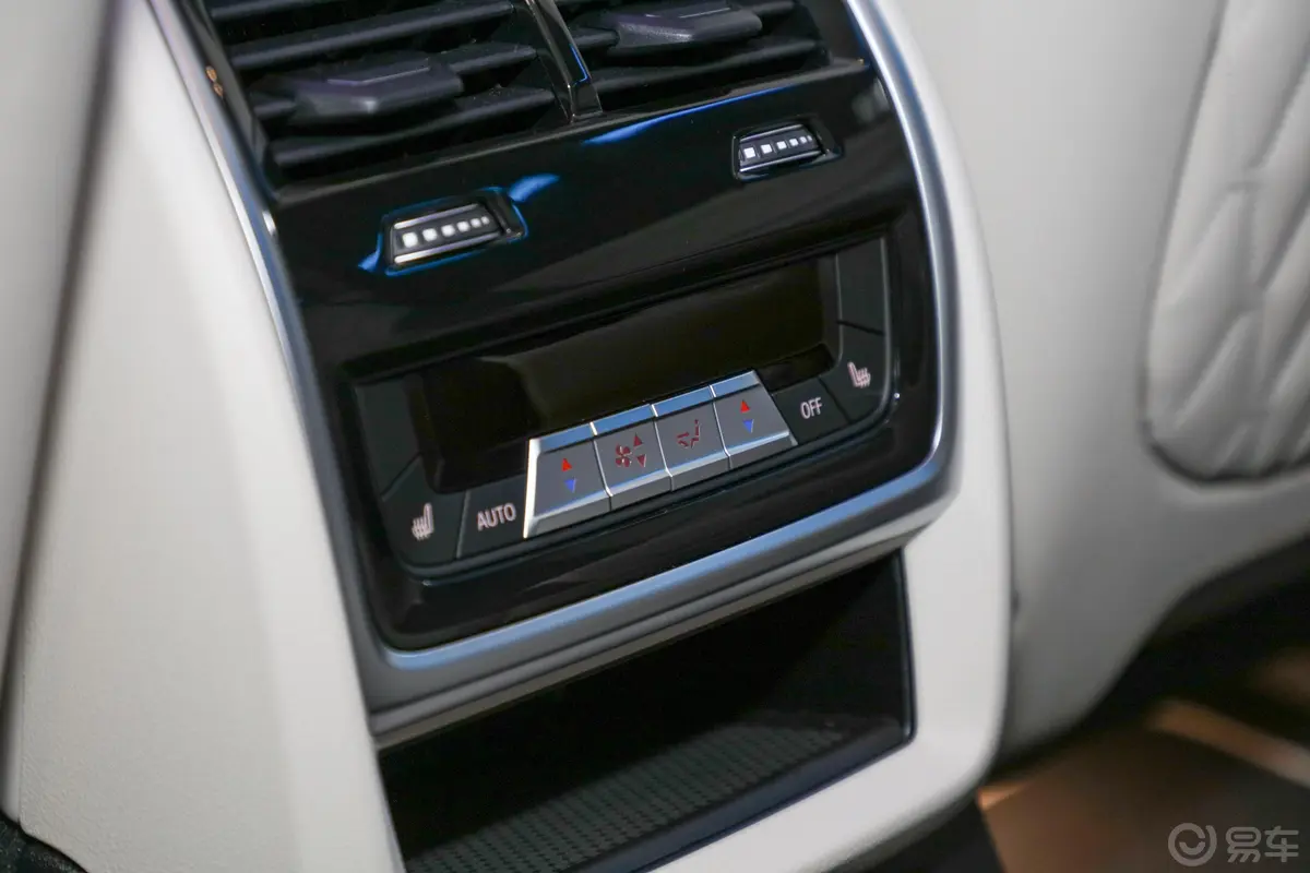 宝马X7xDrive40i 尊享型 豪华套装后排空调控制键