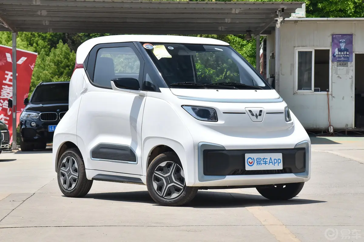 五菱NanoEV305km 高功率版玩乐款侧前45度车头向右水平