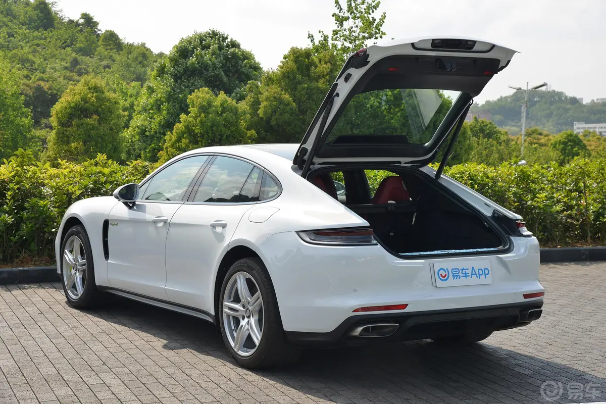 Panamera E-HybridPanamera 4 E-Hybrid 2.9T后备厢开启45度侧拍