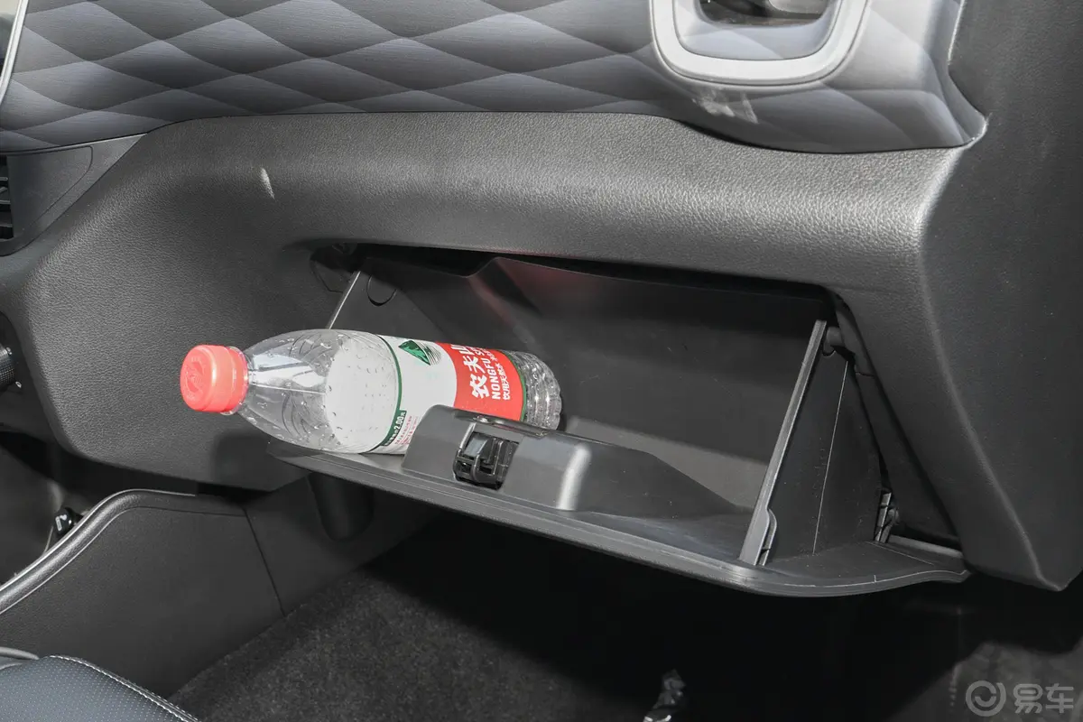 金海狮M经典旅行狮 1.5L 客车 6座内饰