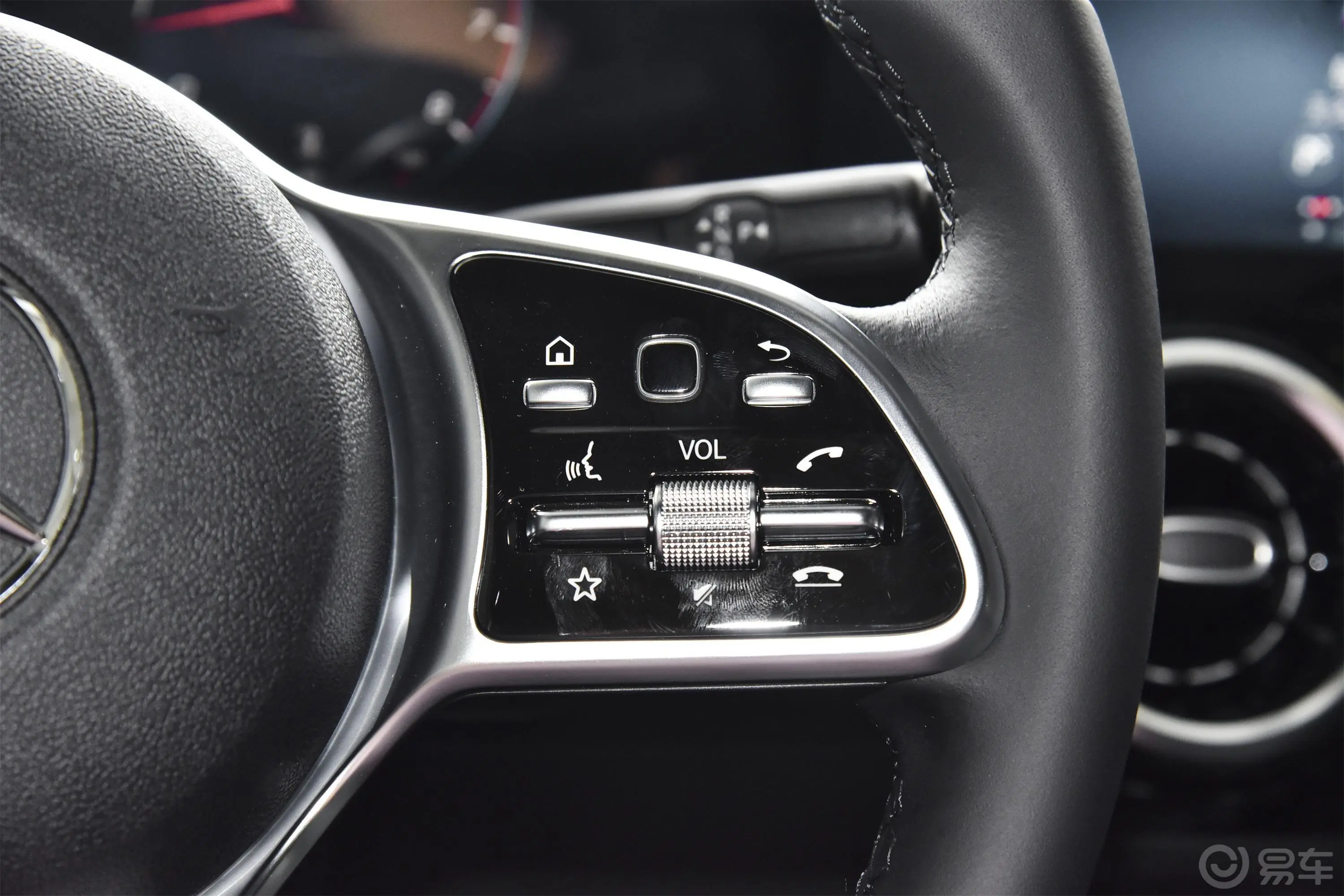 奔驰B级改款 B200 动感型右侧方向盘功能按键