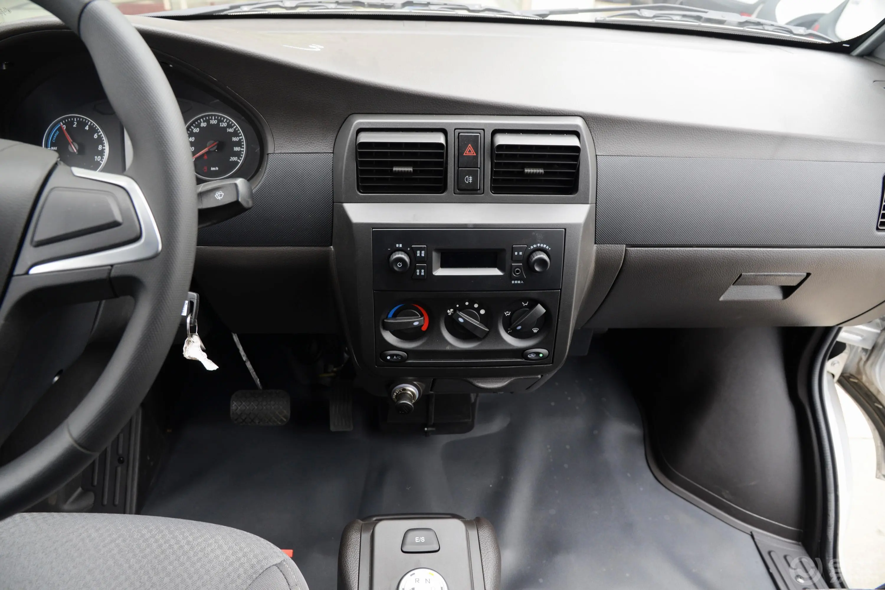 五菱荣光EV300km 封窗版基本型 鹏辉电池 2座中控台整体