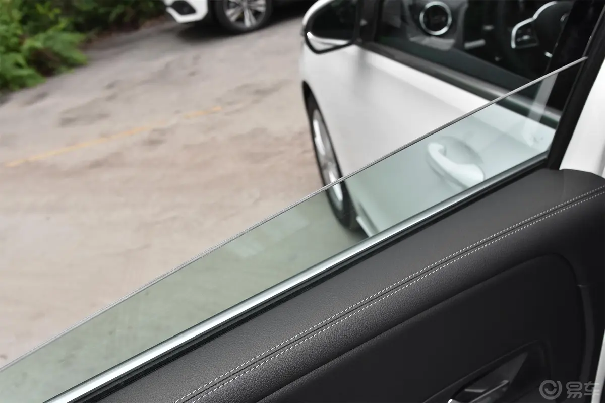奔驰B级改款 B200 时尚型后排玻璃材质特写