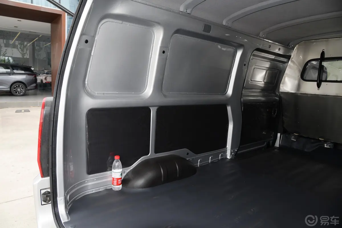 五菱荣光EV300km 封窗版基本型 鹏辉电池 2座空间
