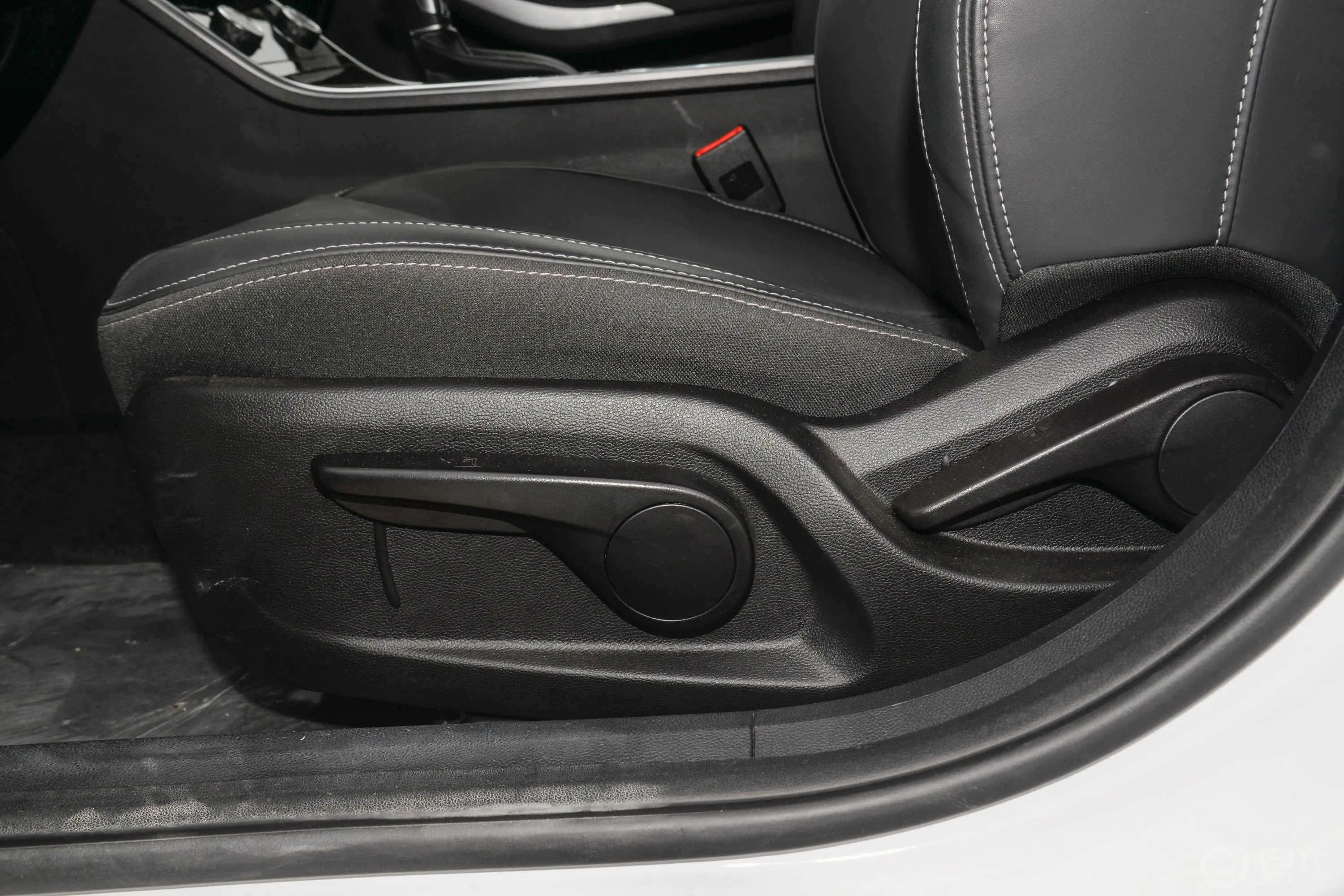 艾瑞泽GX冠军版 1.5L CVT 尊享版主驾座椅调节
