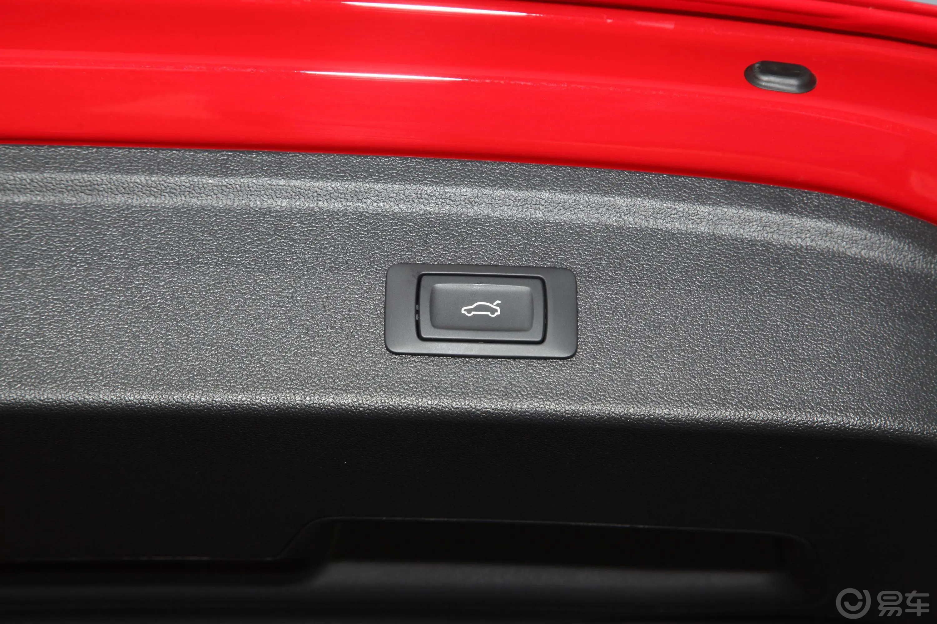 奥迪A3Sportback 35 TFSI 进取致雅型电动尾门按键（手动扶手）