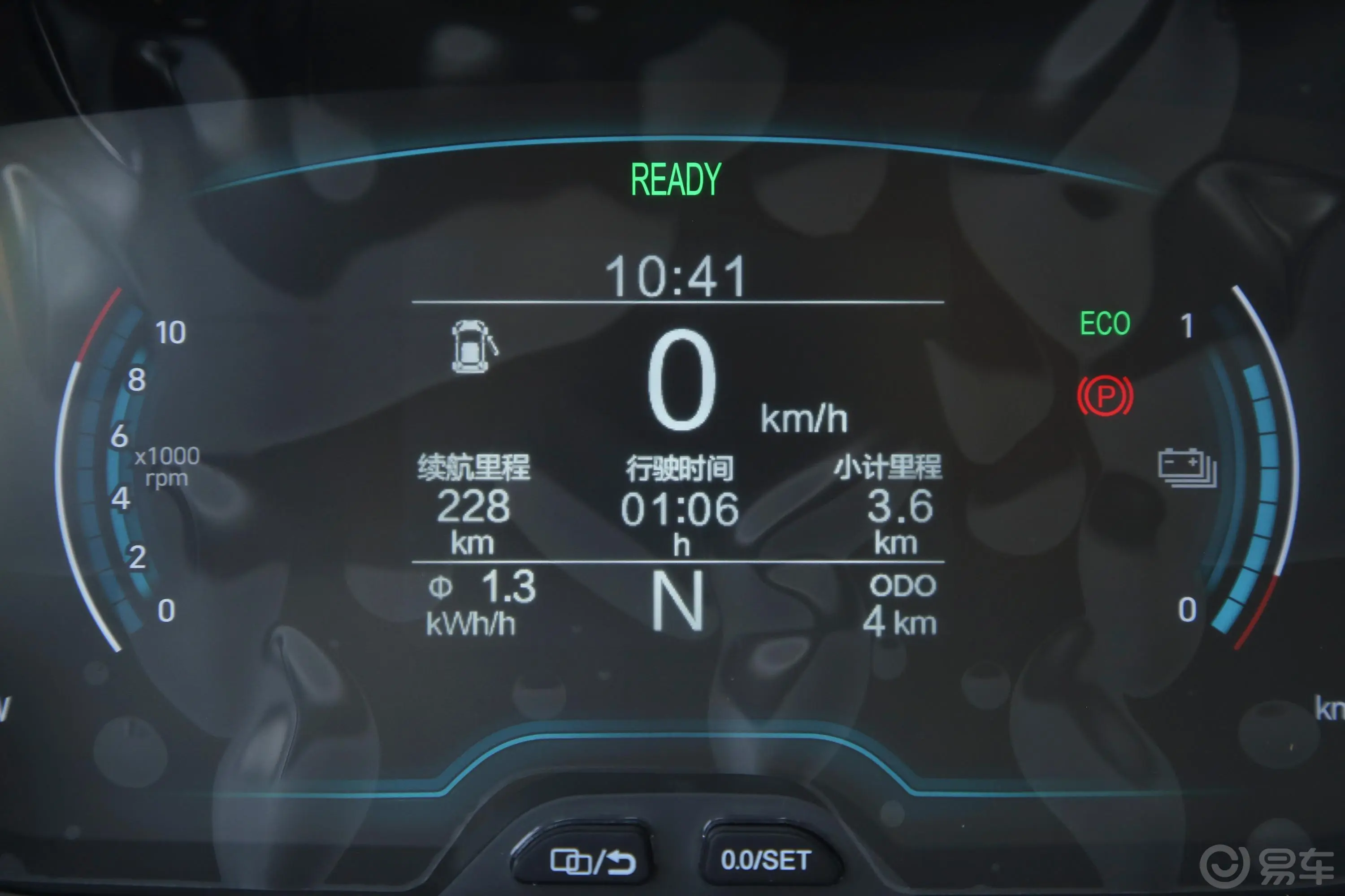 小蚂蚁改款 甜粉款 301km 微糖版 30.6kWh三元锂 电机30kW内饰