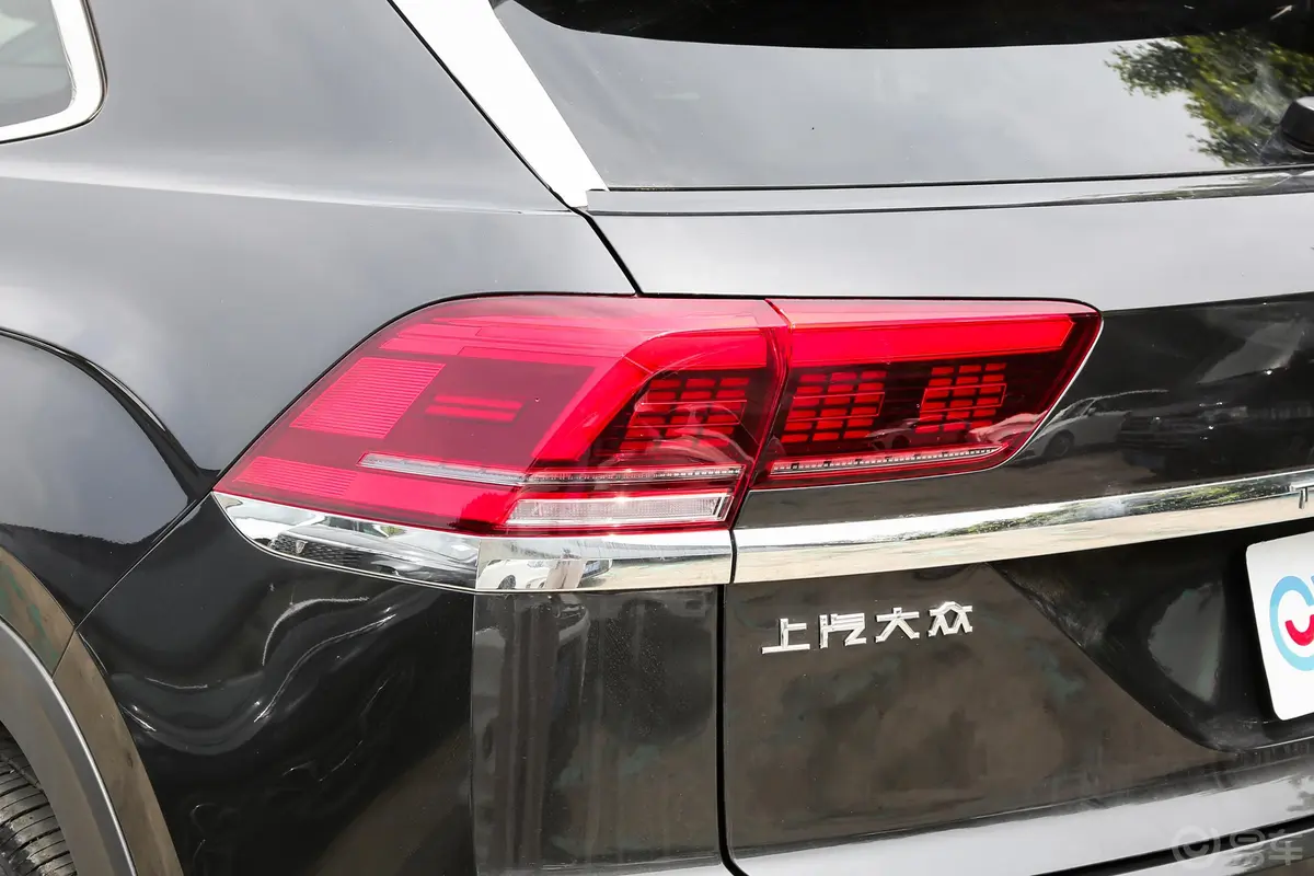 途昂X380TSI 四驱 豪华版尾灯侧45度俯拍