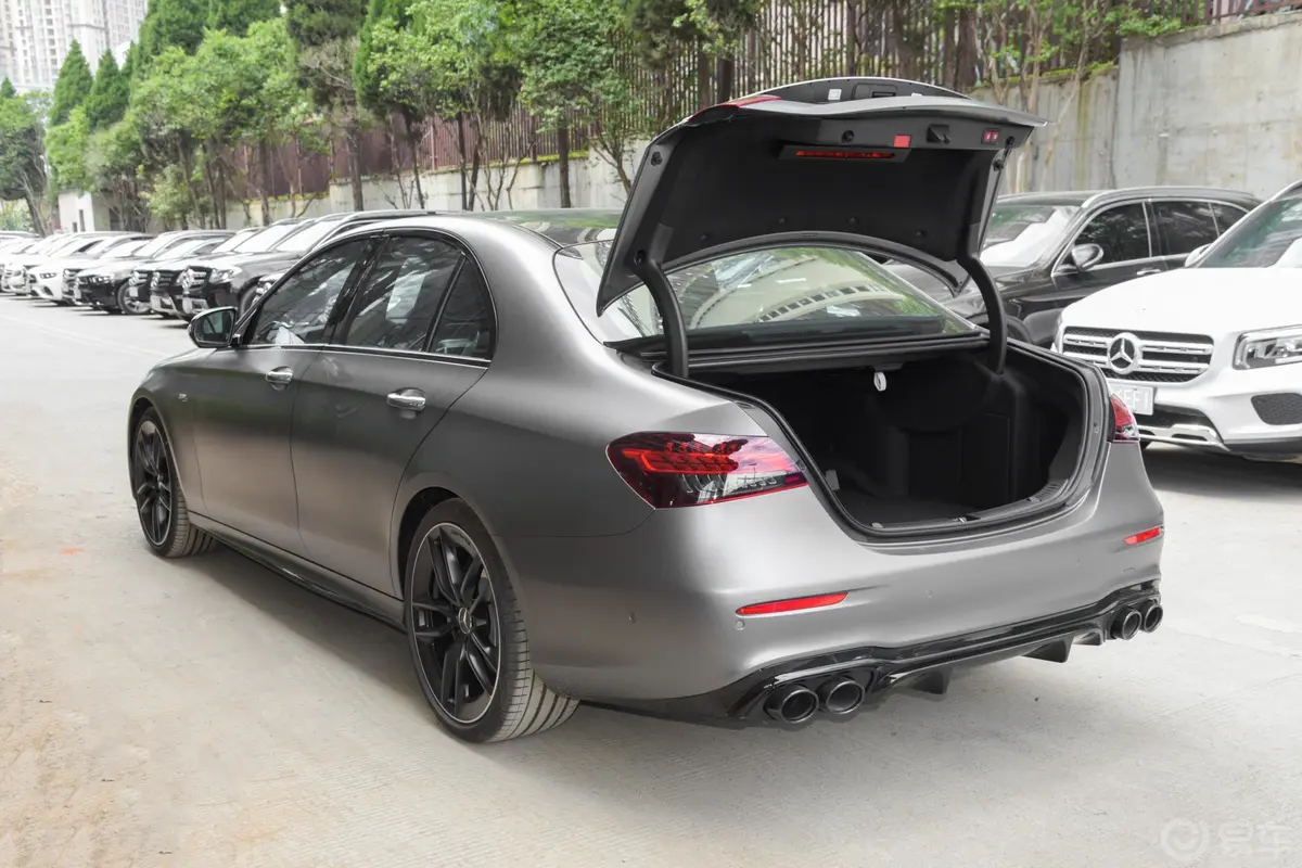 奔驰E级 AMG改款 AMG E 53 4MATIC+后备厢开启45度侧拍