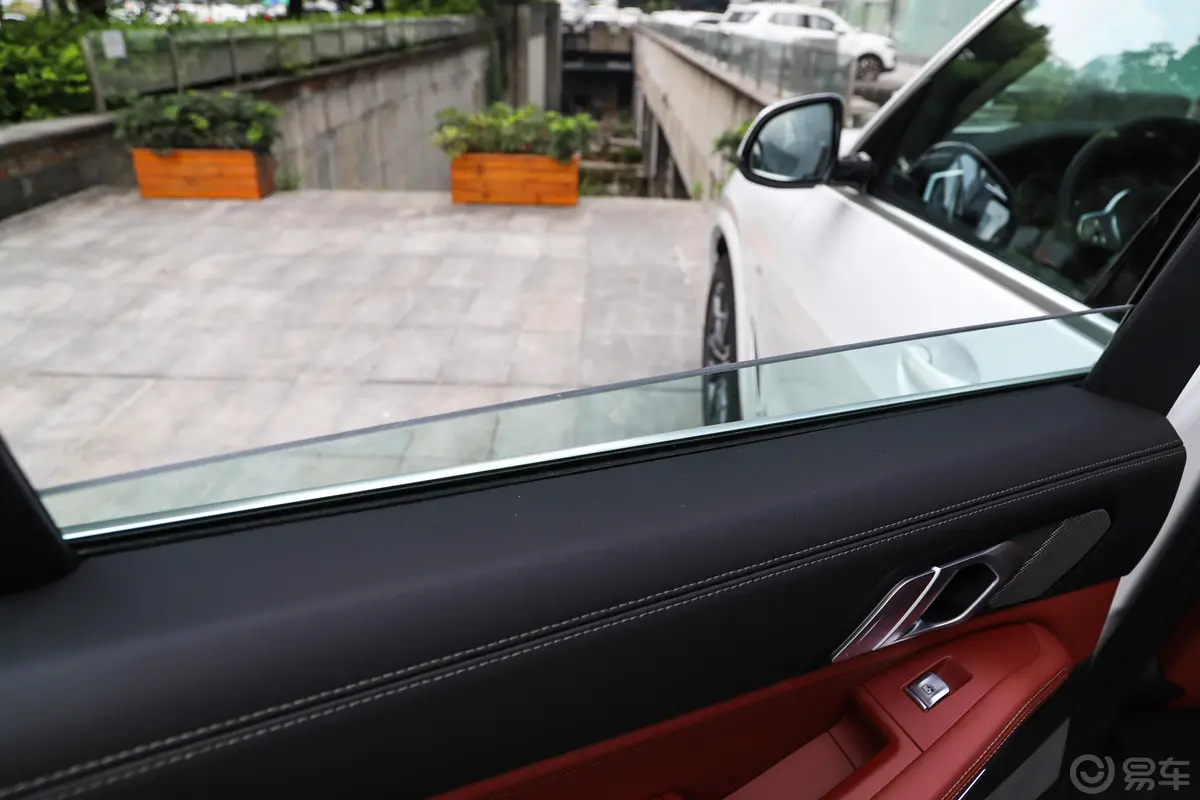 宝马X5xDrive30Li M运动套装后排玻璃材质特写