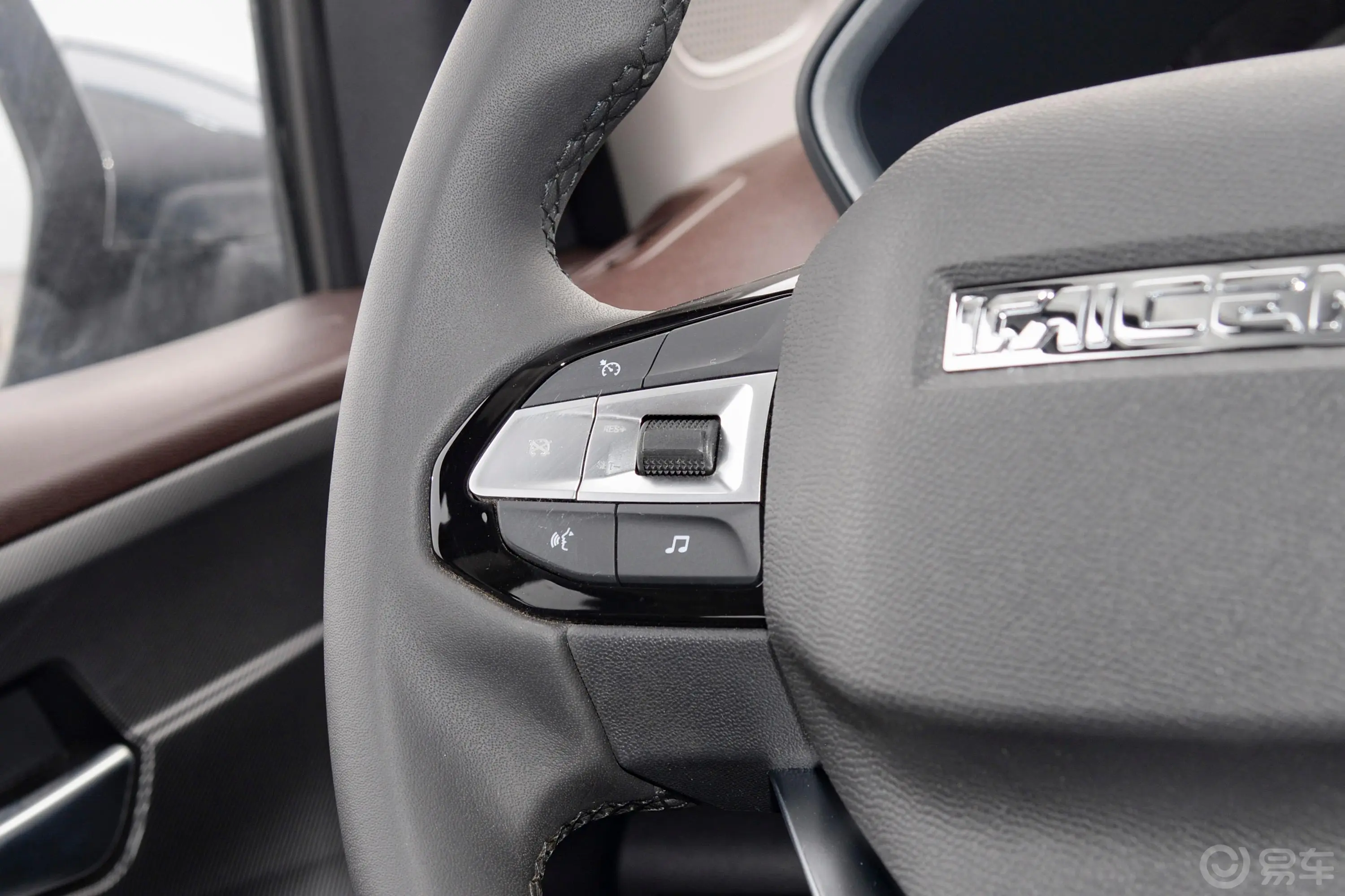 凯程F702.4T 手自一体 两驱 标轴 豪华版 汽油左侧方向盘功能按键