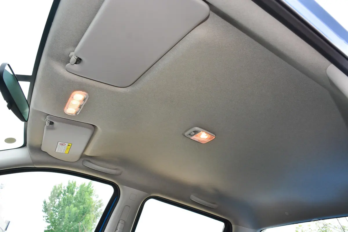 纳瓦拉改款 2.5L 手动两驱舒适型天窗内拍关闭