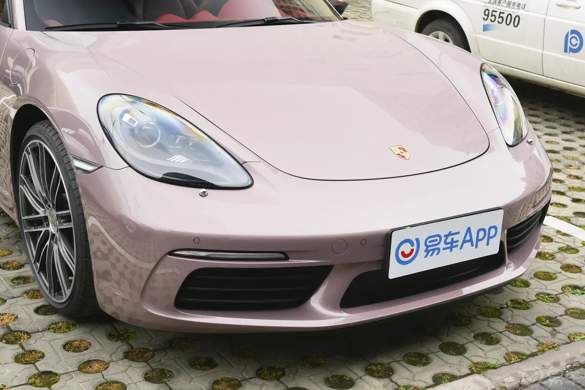 保时捷718Boxster 2.0T前格栅侧俯拍