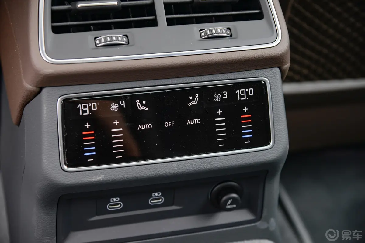 奥迪A7L45 TFSI quattro S-line 见远型 曜黑套装后排空调控制键