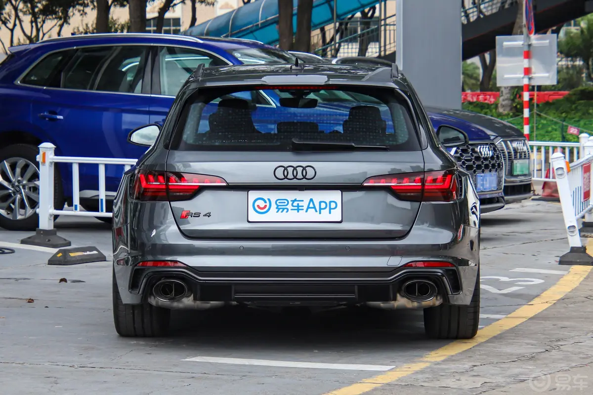 奥迪RS 42.9T Avant 暗金版正后水平