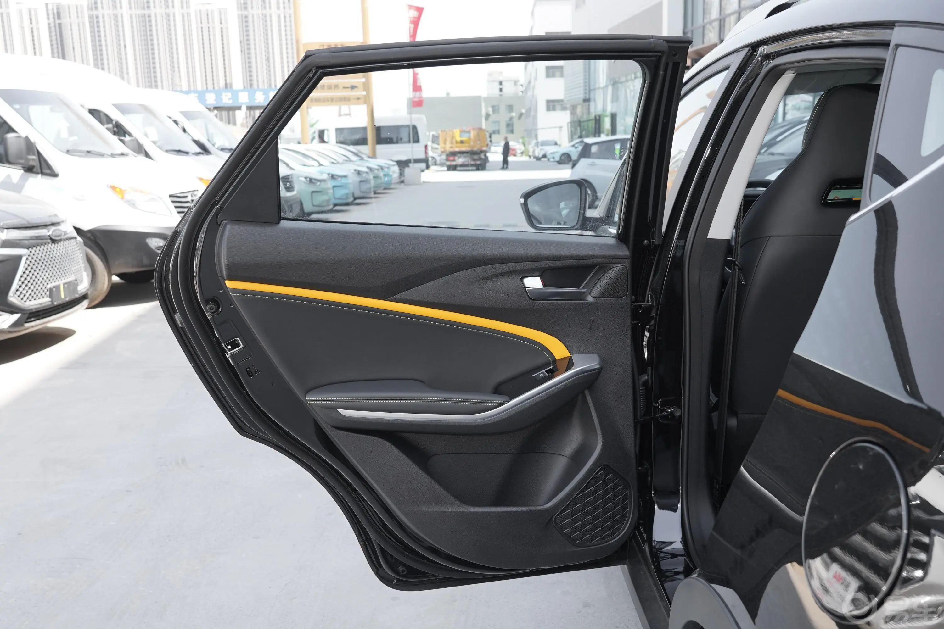 思皓X61.5T 双离合智驾版驾驶员侧后车门