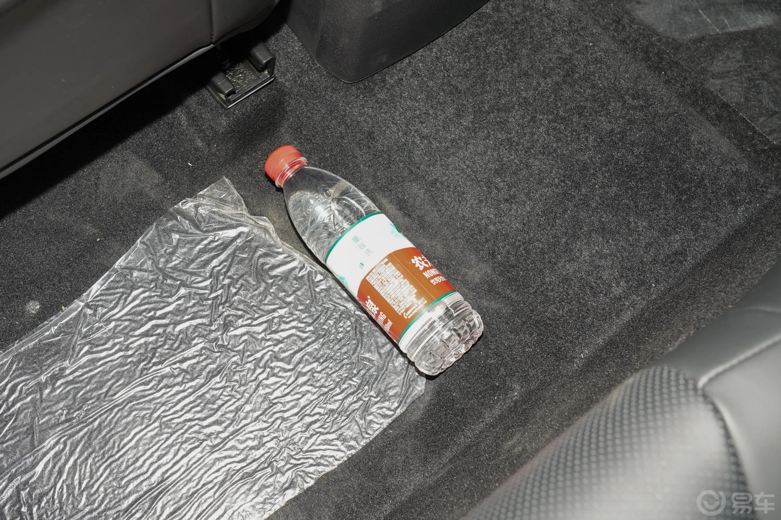 奔腾B70第三代 2.0T 自动驭享型后排地板中间位置