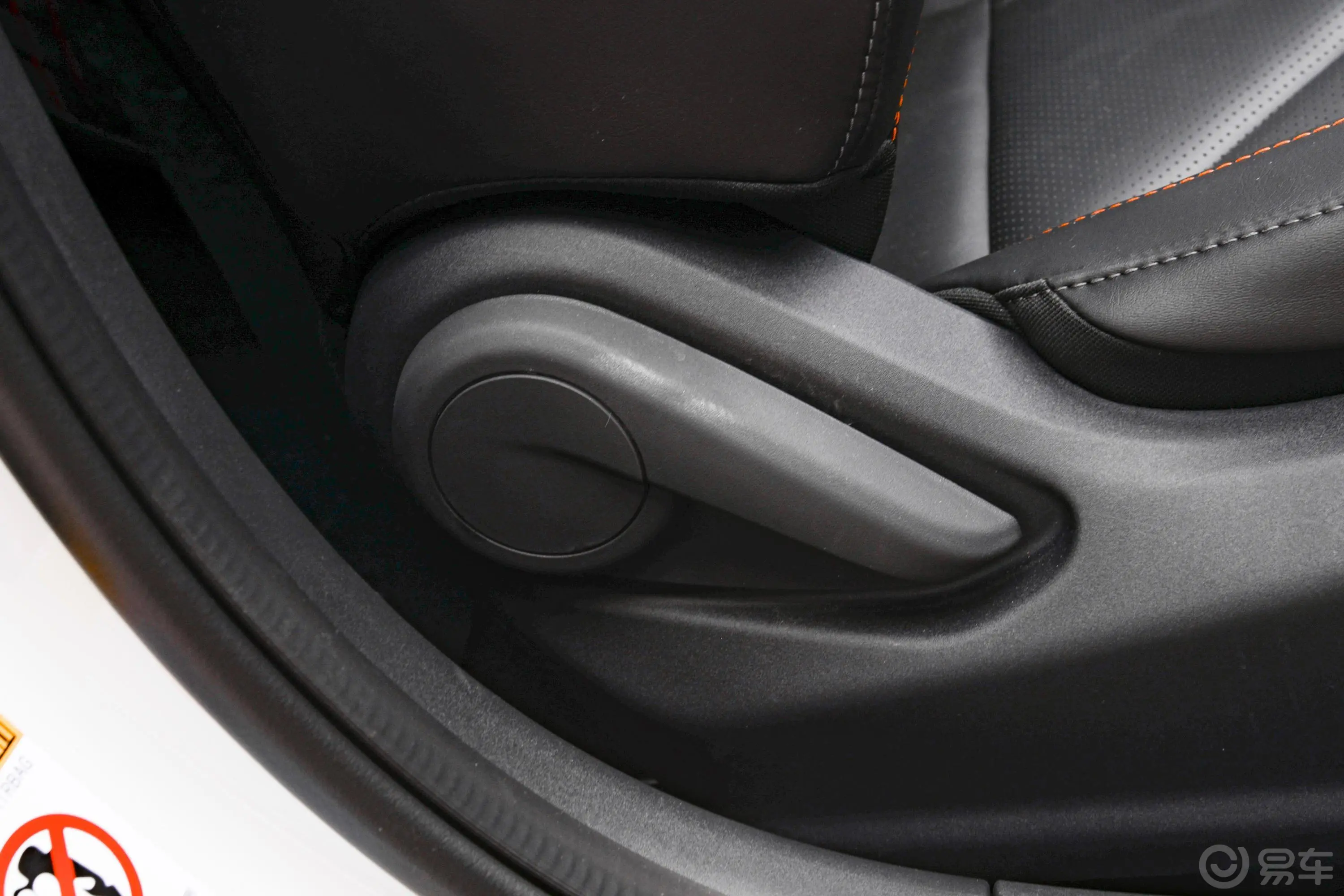 长安UNI-V1.5T 双离合卓越型副驾座椅调节