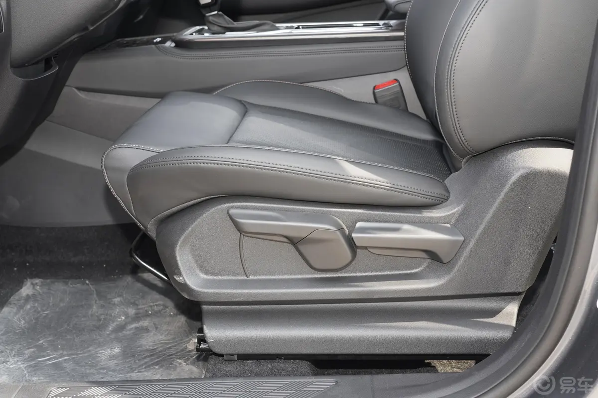 五菱佳辰1.5T CVT智享豪华型主驾座椅调节
