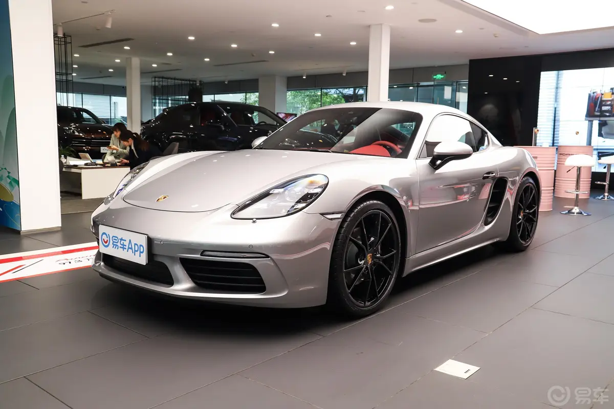 保时捷718Cayman 2.0T侧前45度车头向左水平