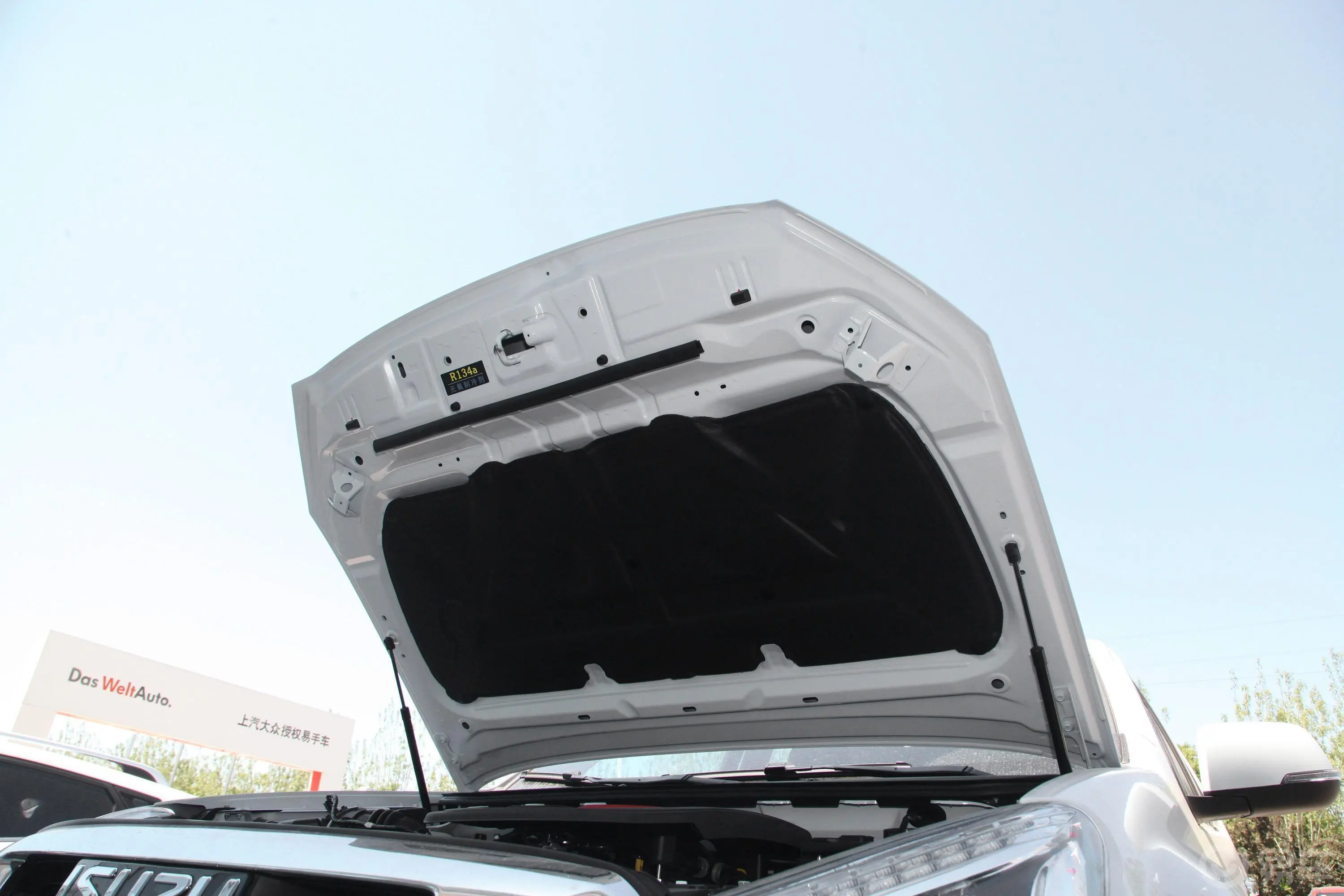 铃拓2.0T 自动 四驱 领尚版 汽油发动机舱盖内侧