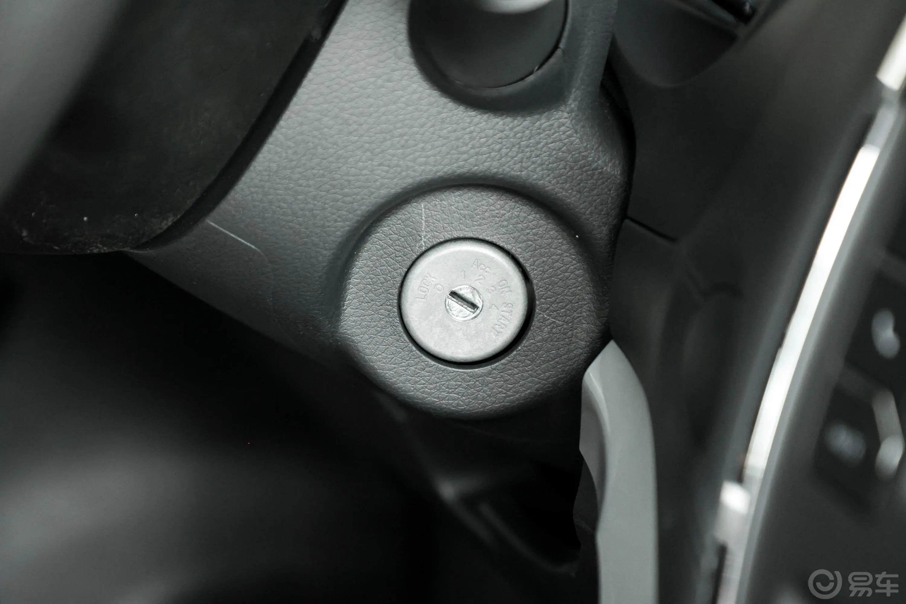 锐骐62.3T 自动平底货箱两驱豪华型 柴油钥匙孔或一键启动按键