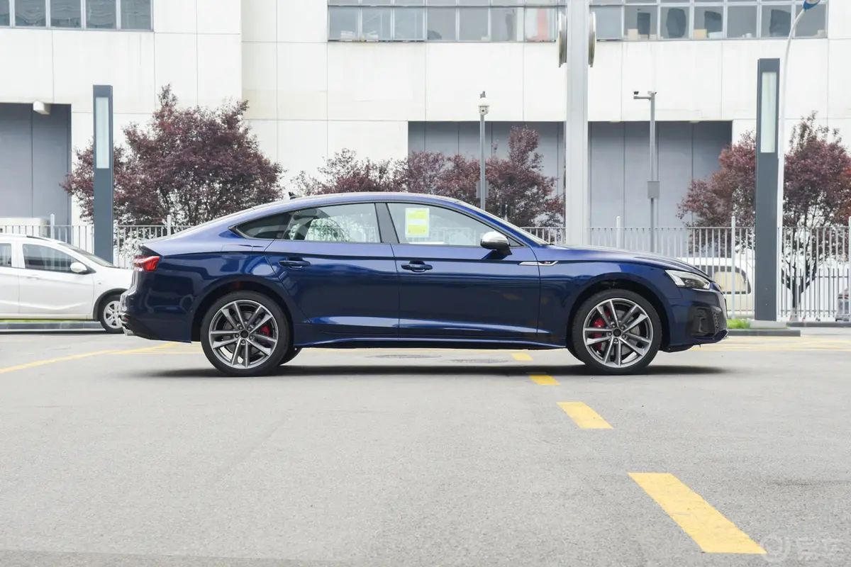 奥迪S53.0T Sportback正侧车头向右水平