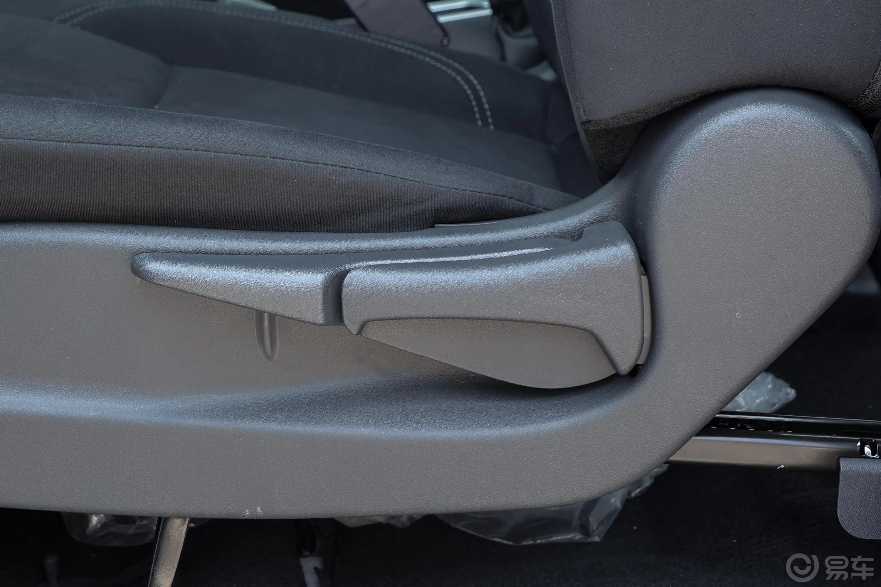 纳瓦拉改款 2.5L 手动两驱尊享型主驾座椅调节