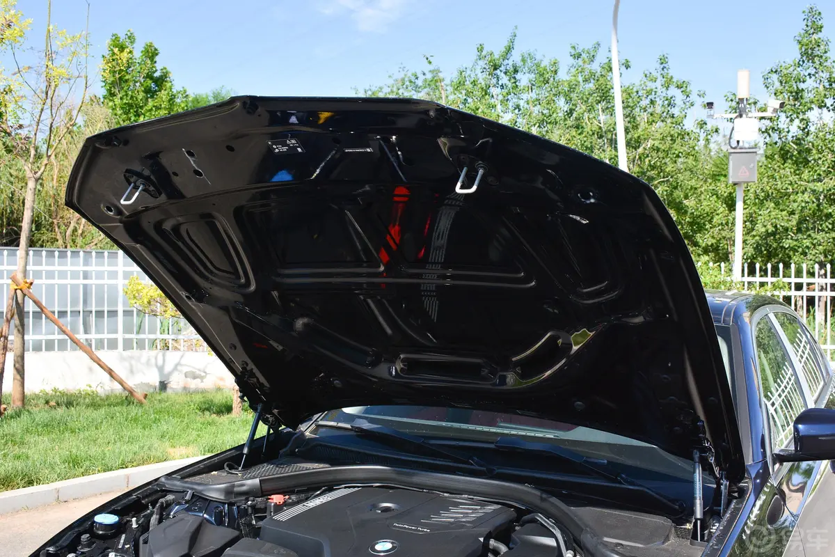 宝马3系改款 325Li xDrive M运动套装发动机舱盖内侧