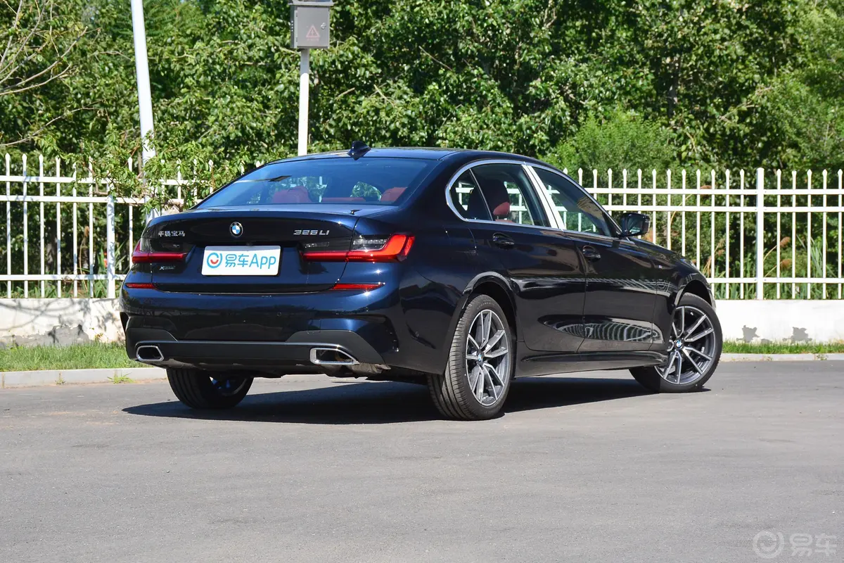 宝马3系改款 325Li xDrive M运动套装侧后45度车头向右水平